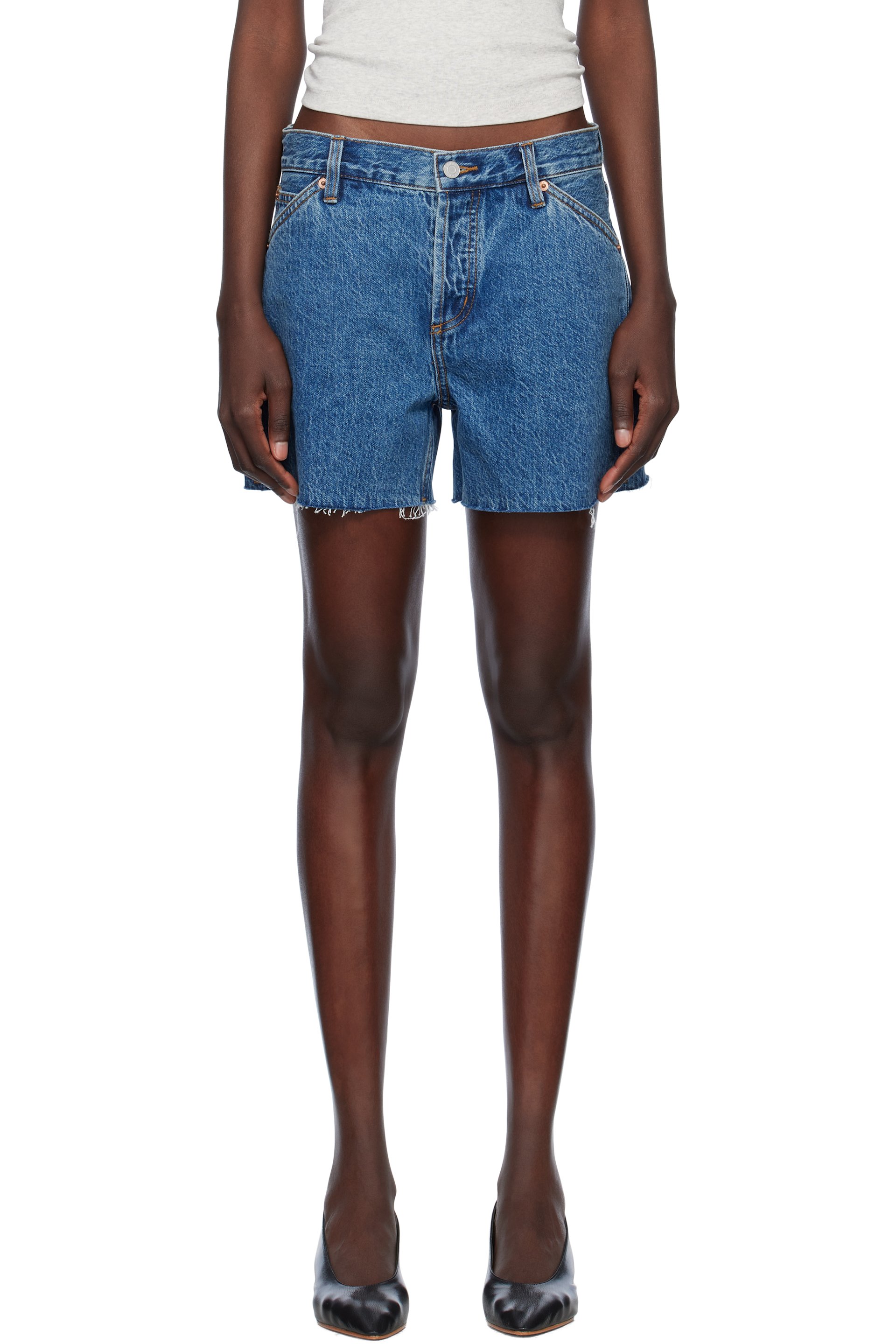 STILL HERE - Short bleu en denim à bords bruts