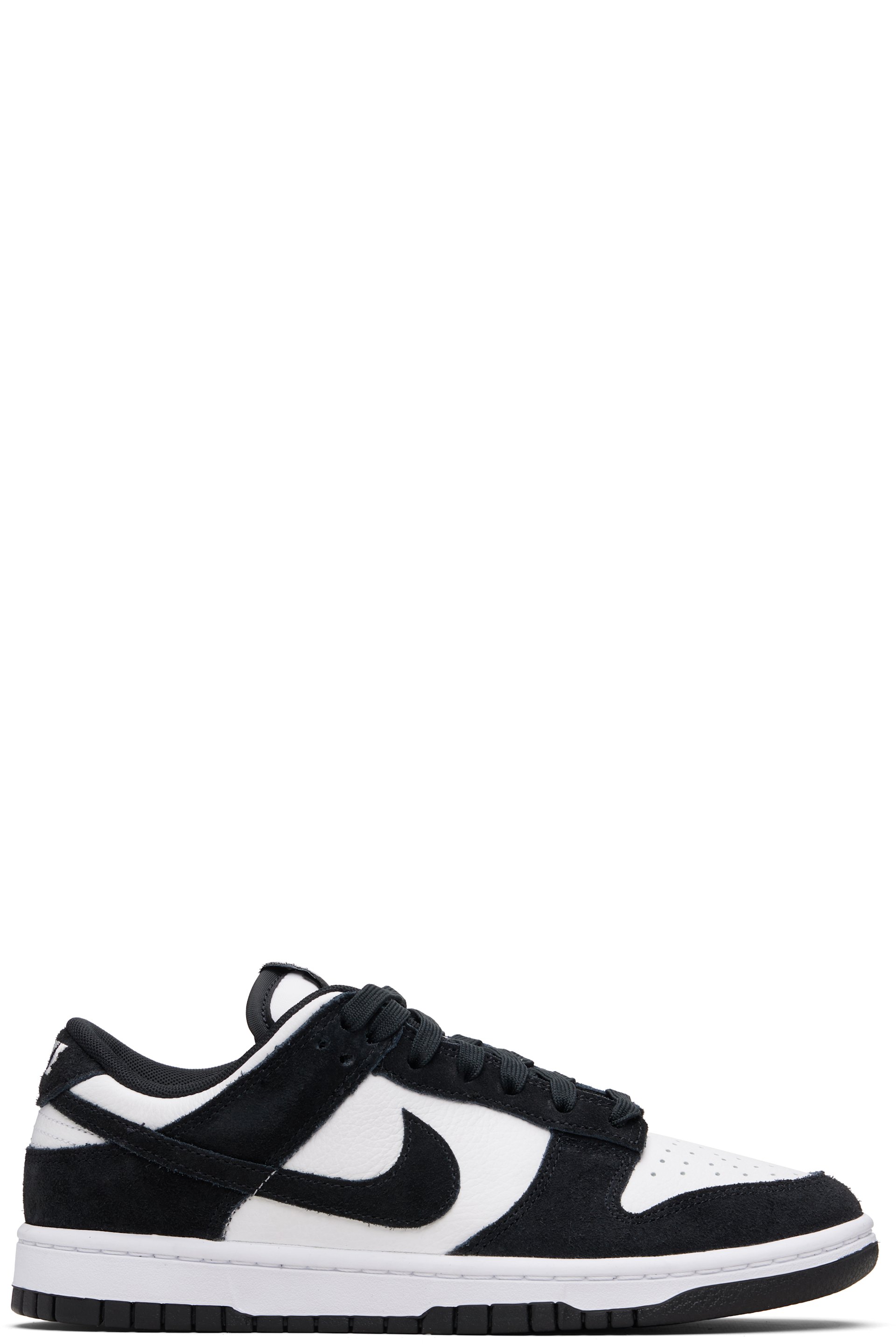 Nikeのブラック＆ホワイト Dunk Low Retro SE スニーカーがセール中