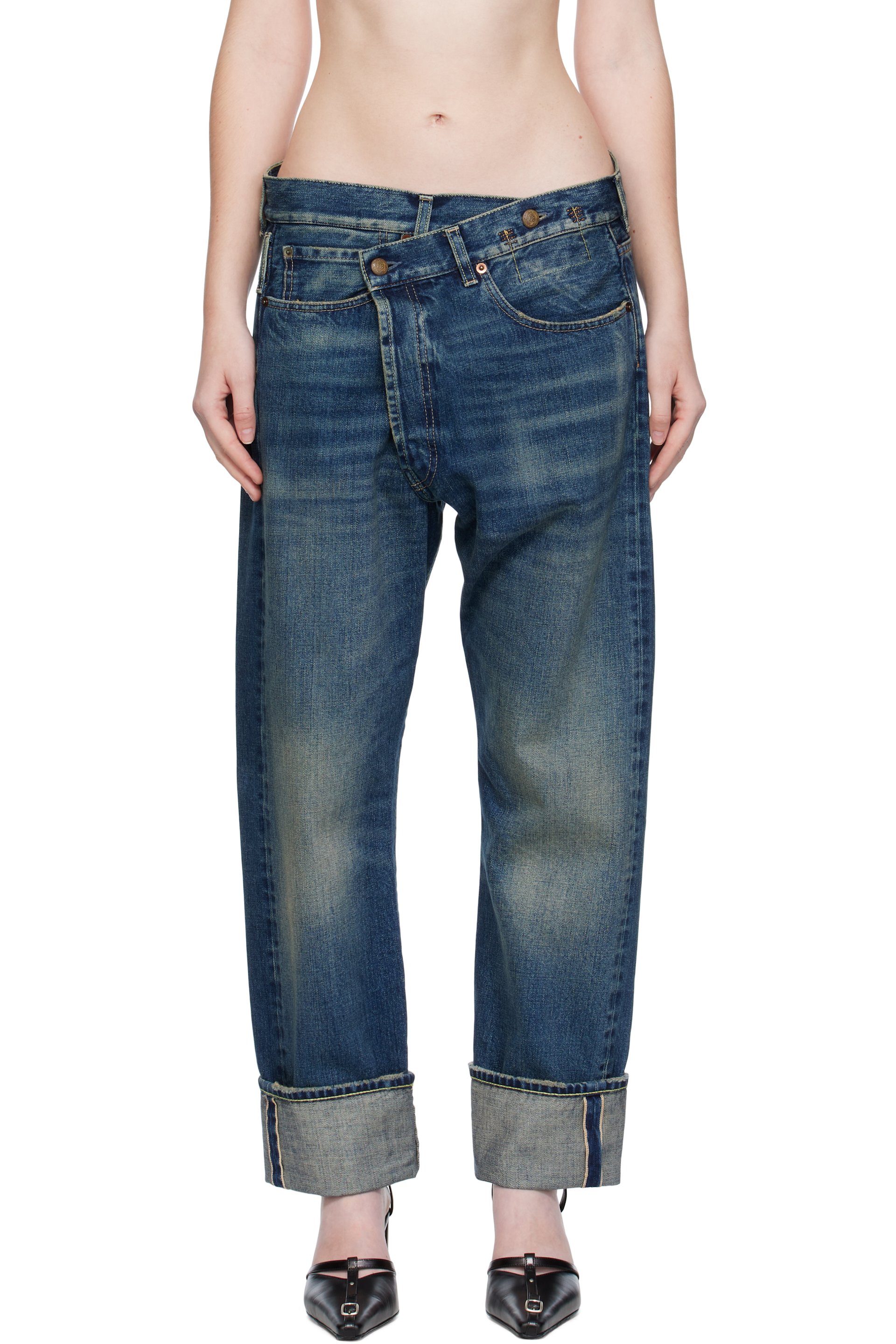 R13 - Jean bleu à taille décentrée et à revers roulés