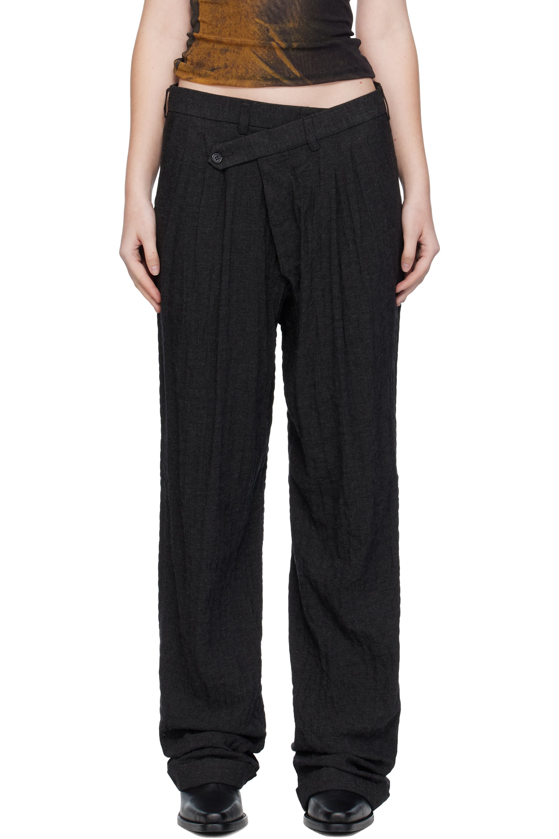 R13 - Pantalon noir à plis et à taille décentrée