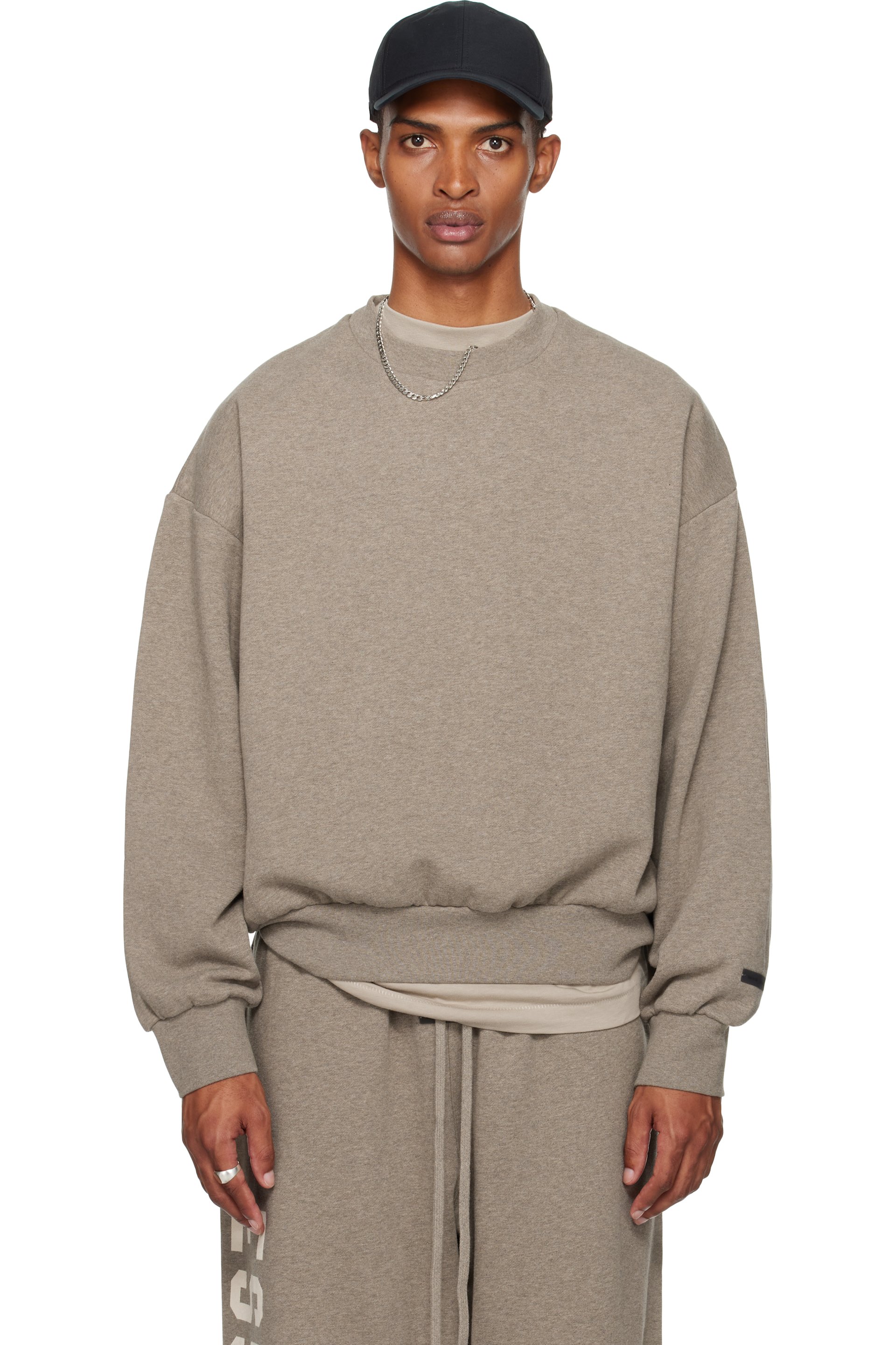 Fear of God ESSENTIALS - Pull molleton brun en molleton à coupe classique et à col ras du cou