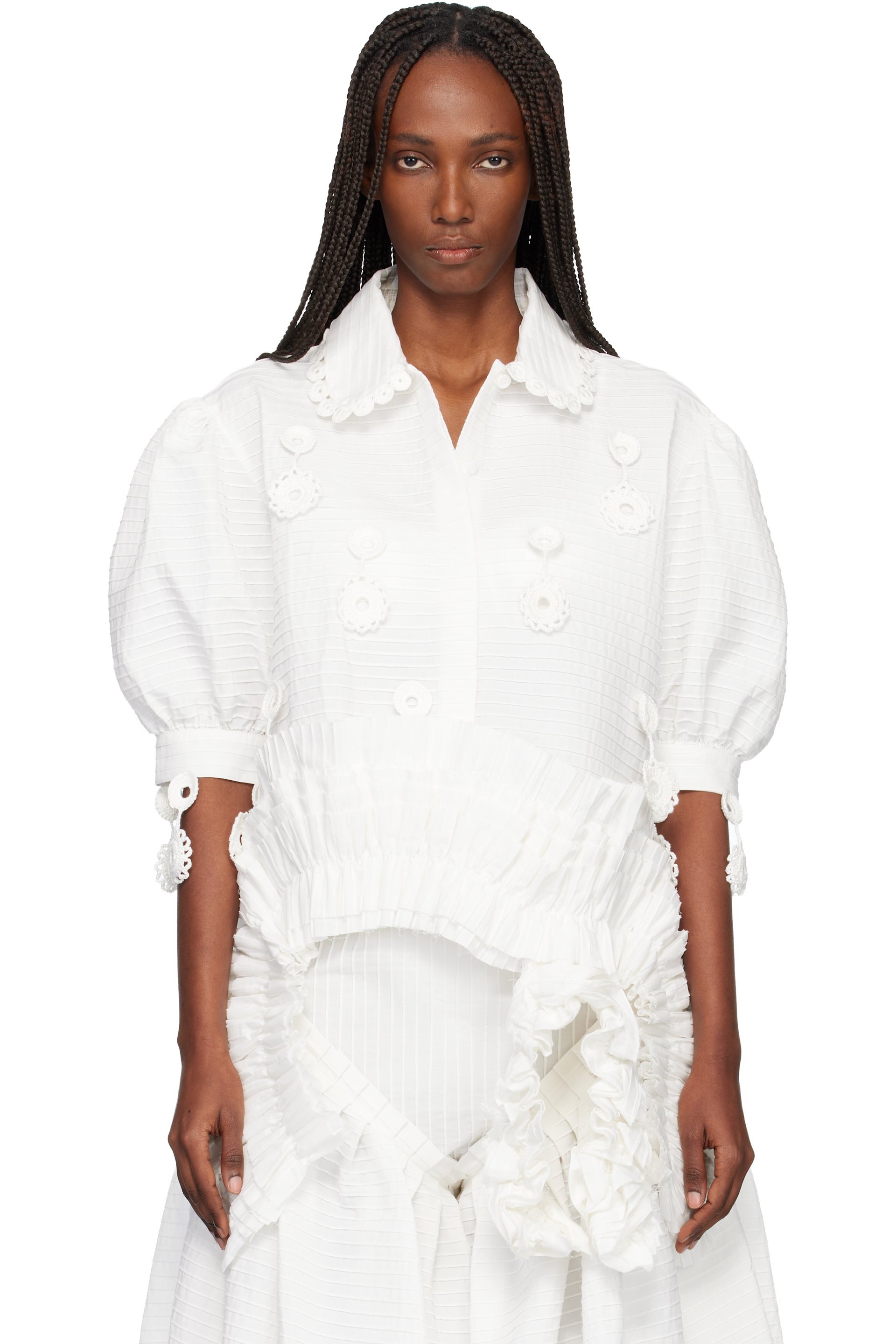 Róisín PIERCE - Chemise blanche en crochet à nervures et à appliqués floraux