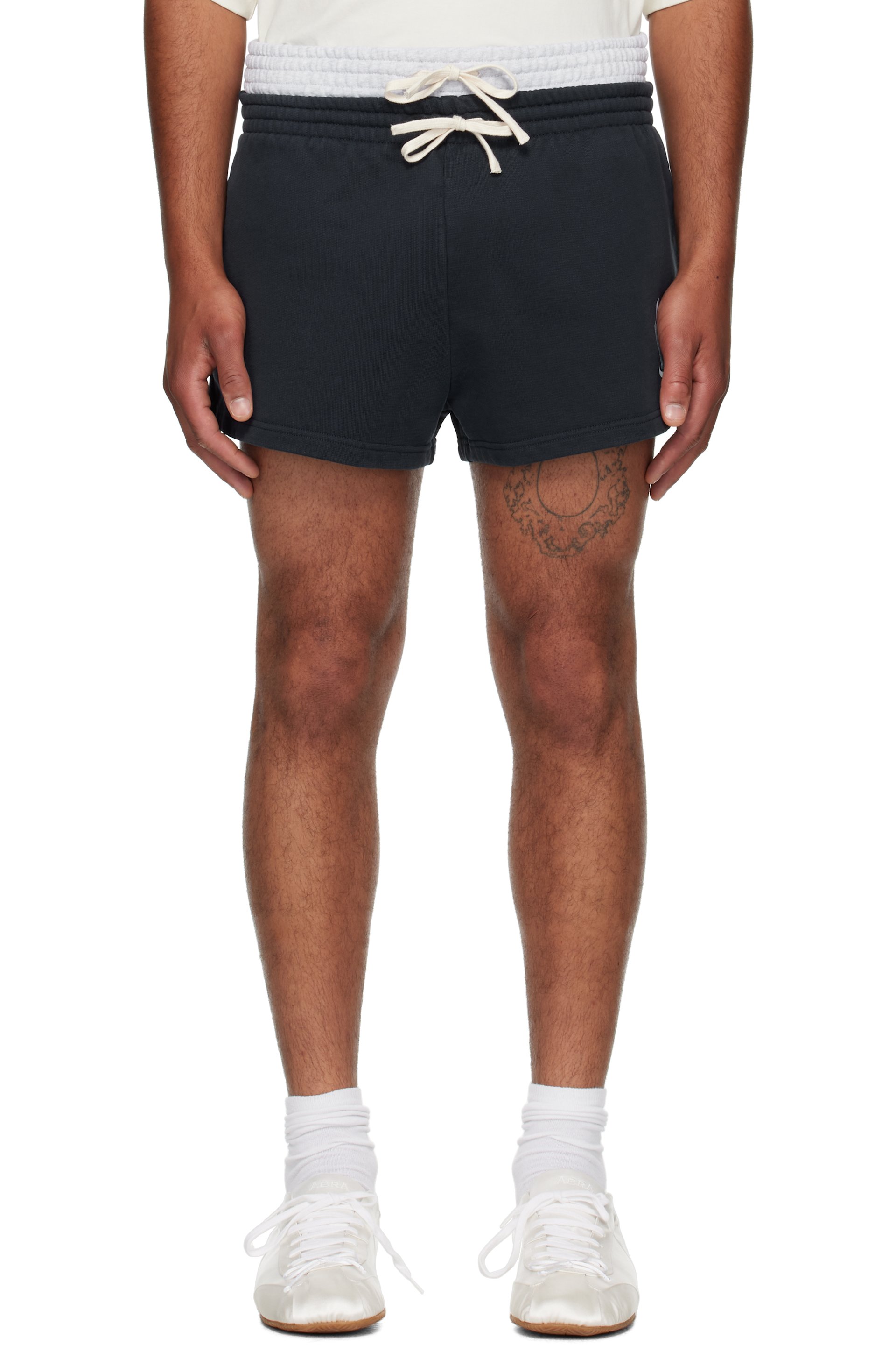 ABRA - Short bleu marine à logo de bâtiment exclusif à SSENSE