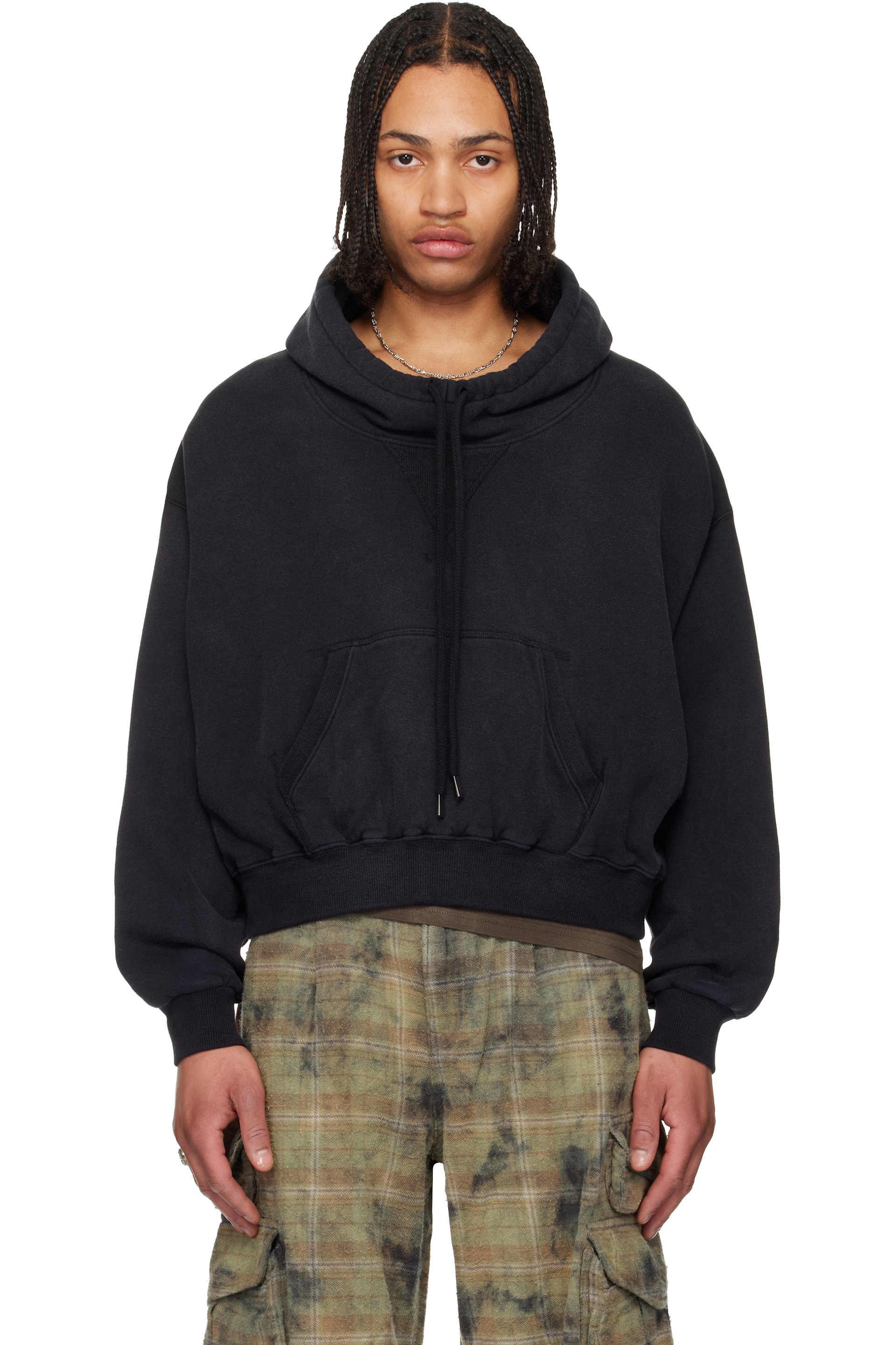 R13 - Pull à capuche écourté noir à col cheminée