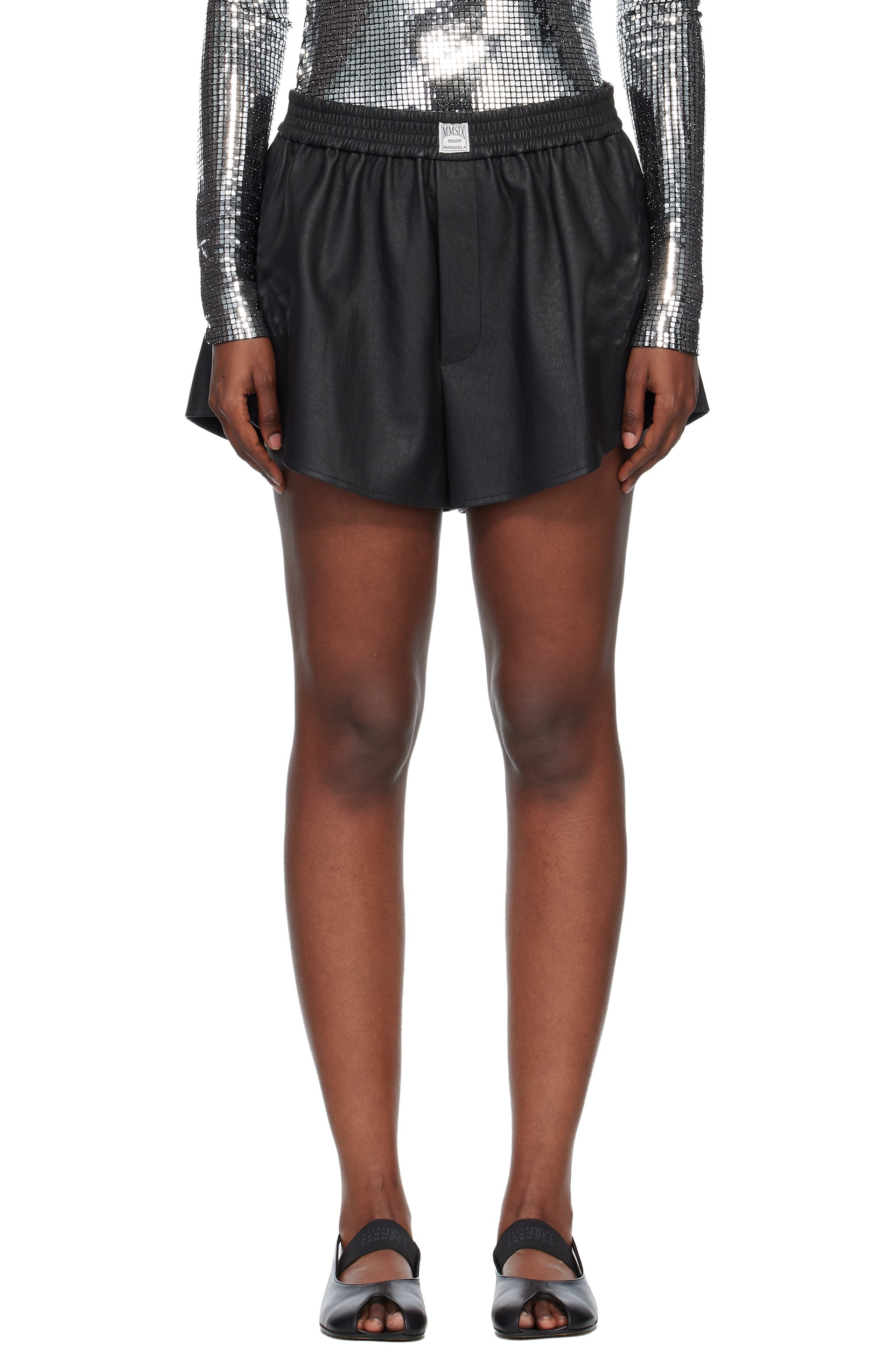 MM6 Maison Margiela - Short noir en cuir synthétique à écusson à logo