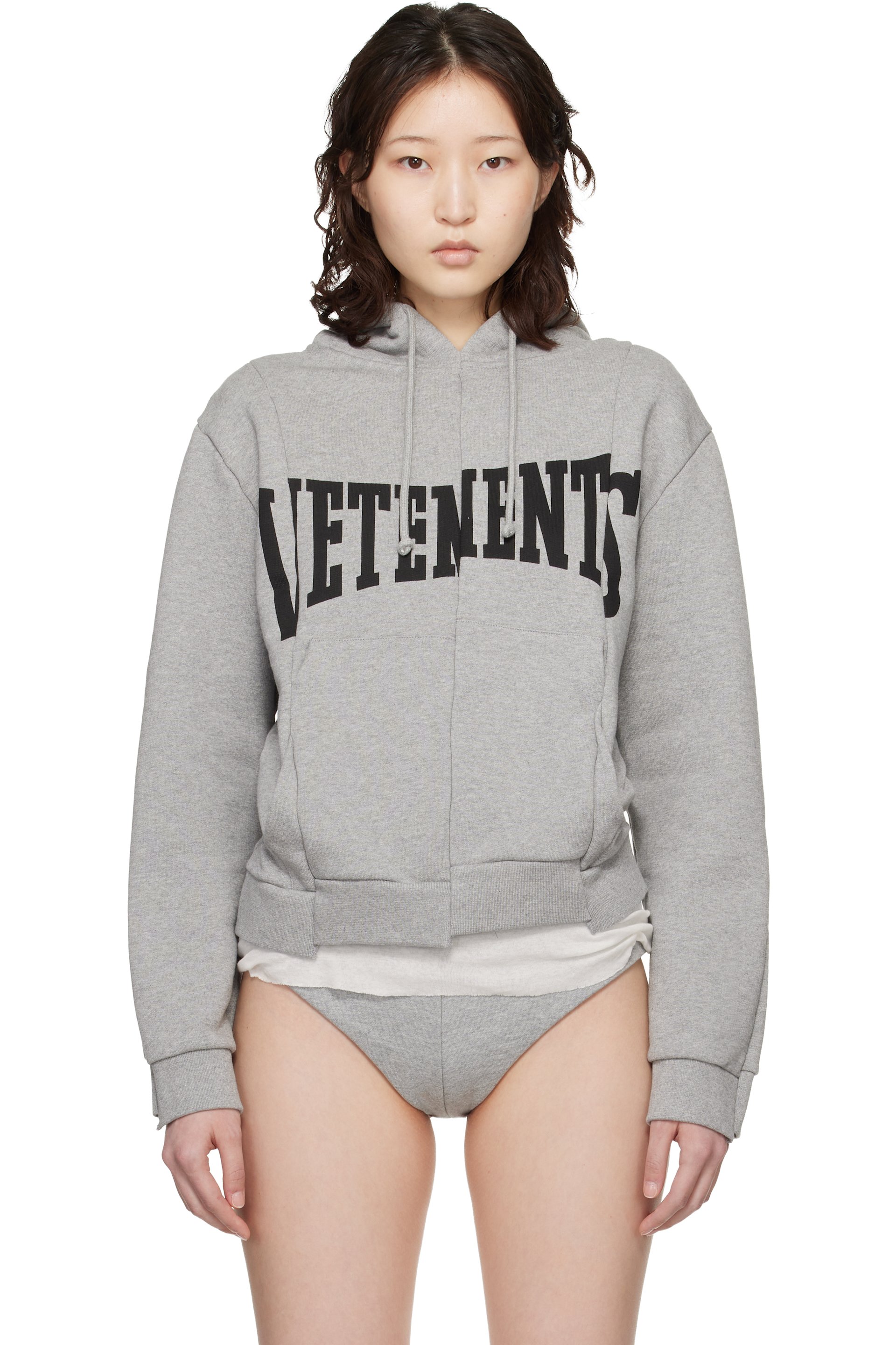 VETEMENTS - Pull à capuche ajusté gris à logo modifié