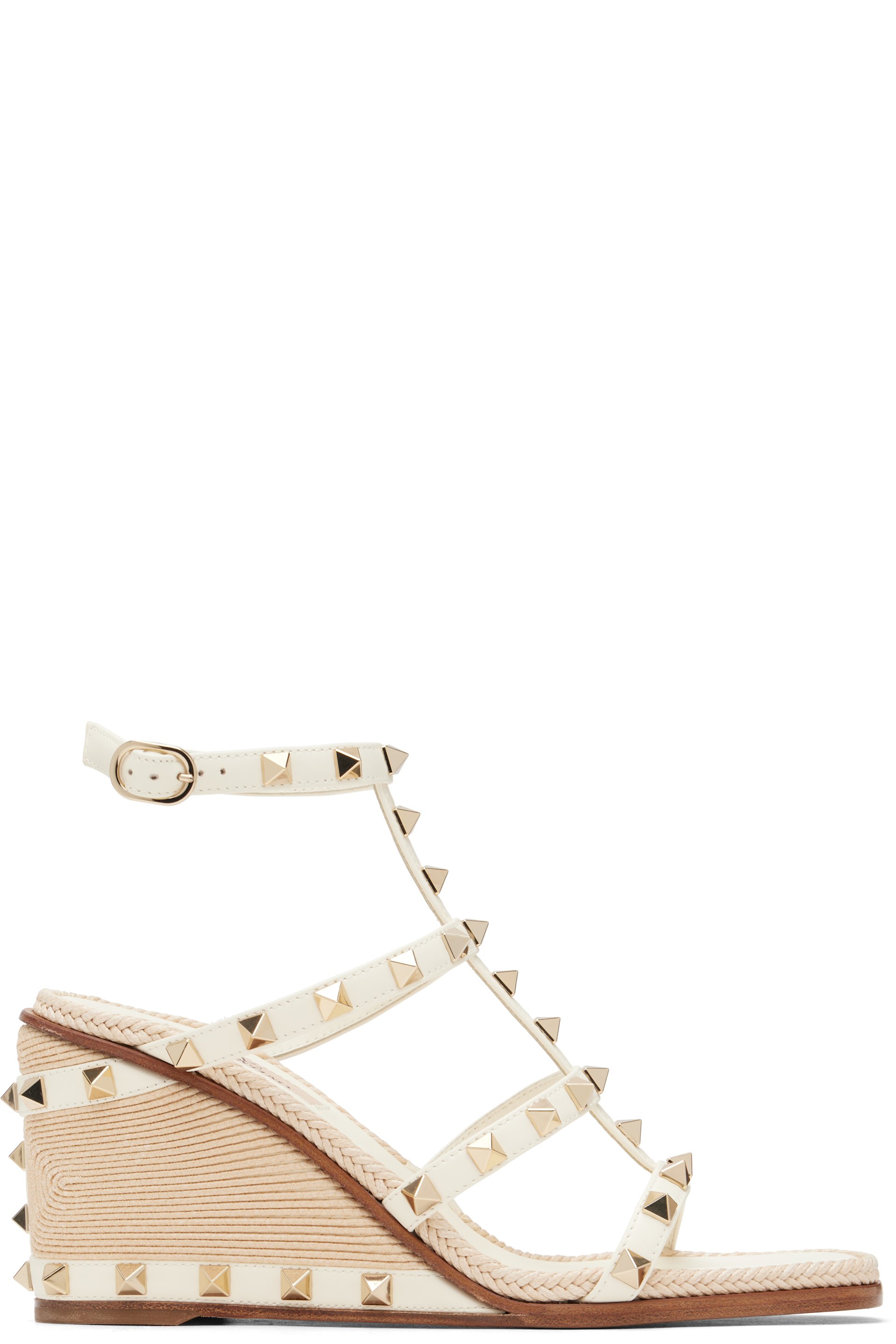 Valentino Garavani - Sandales à talon compensé blanc cassé à clous Rockstud et à broderie Cornely
