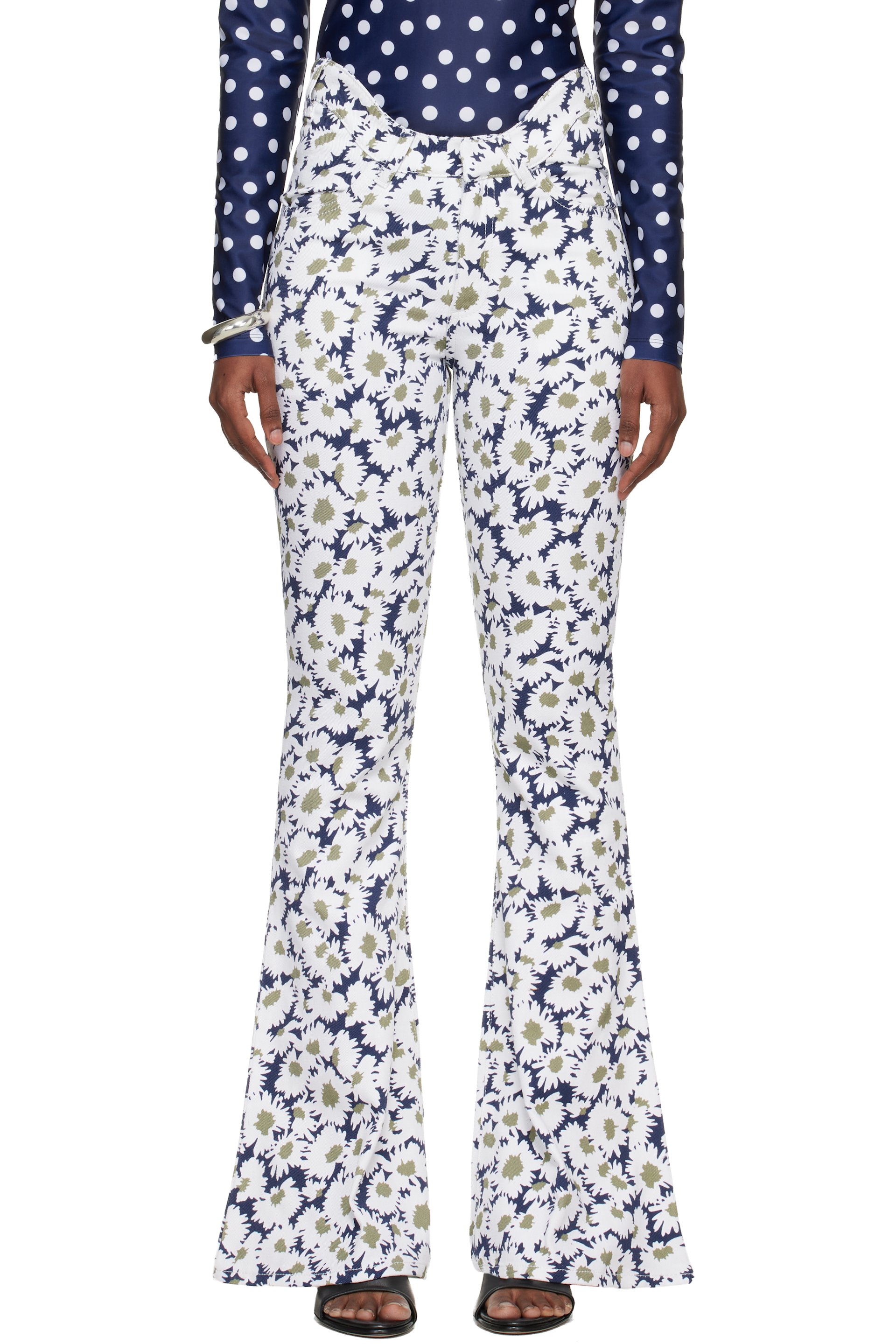 Jean Paul Gaultier - Jean blanc et bleu marine à taille incurvée et à motif fleuri