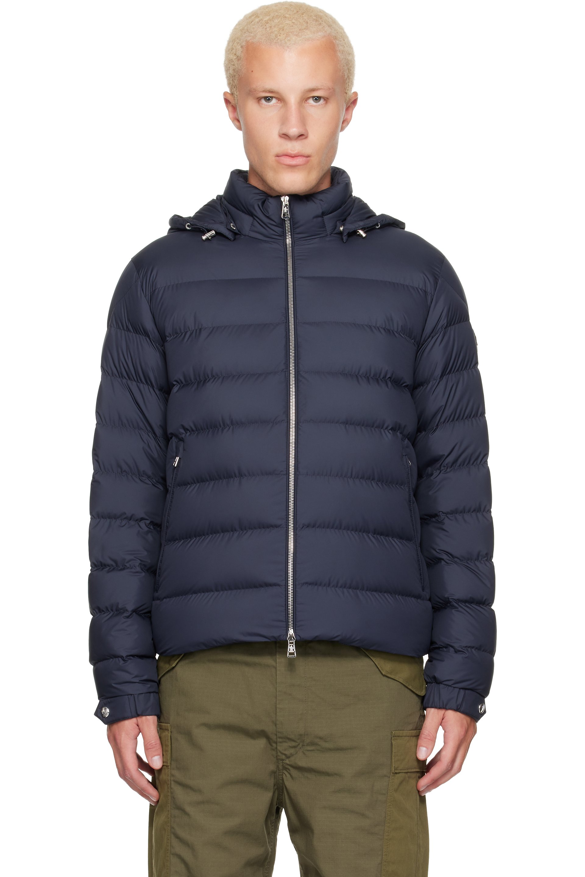 Moncler - Blouson court Arneb bleu marine rembourré en duvet à capuche