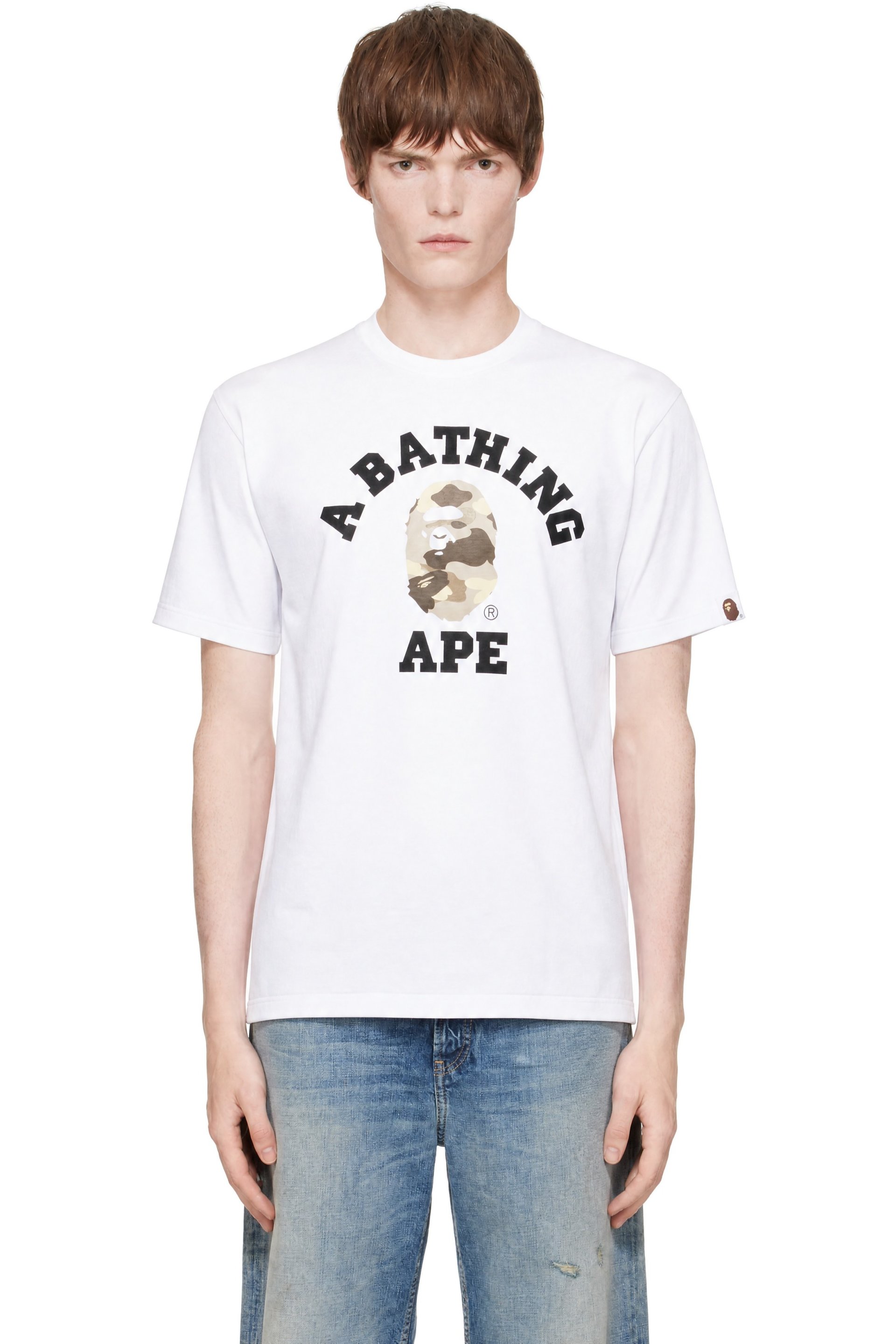 BAPE - T-shirt blanc à logo de style collégial à motif camouflage