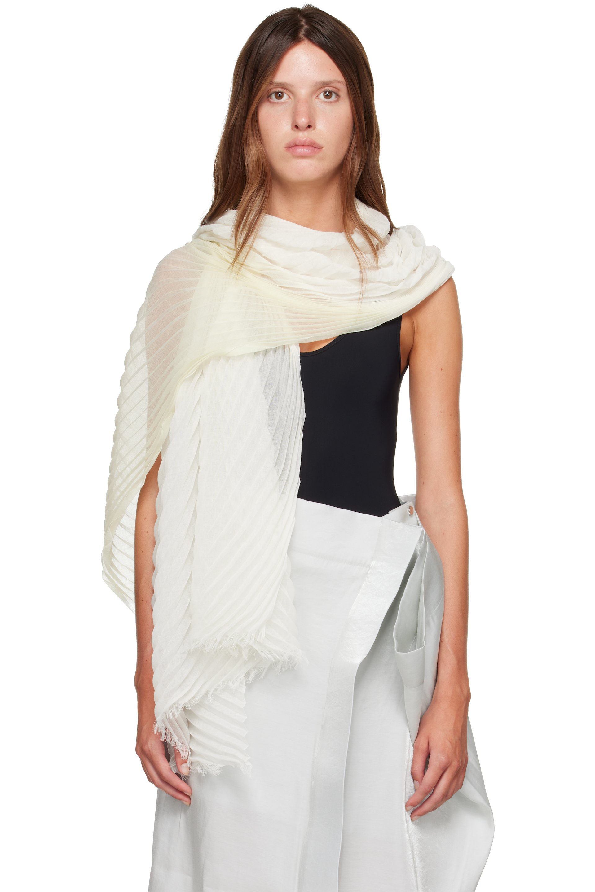 Issey Miyake - Écharpe blanc cassé en ramie à plissures