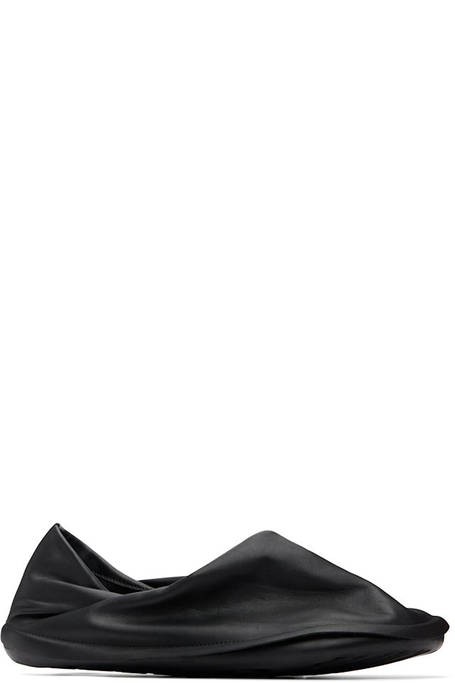HOMME PLISSÉ ISSEY MIYAKE — Black CAMPER Edition Peu Form Loafers