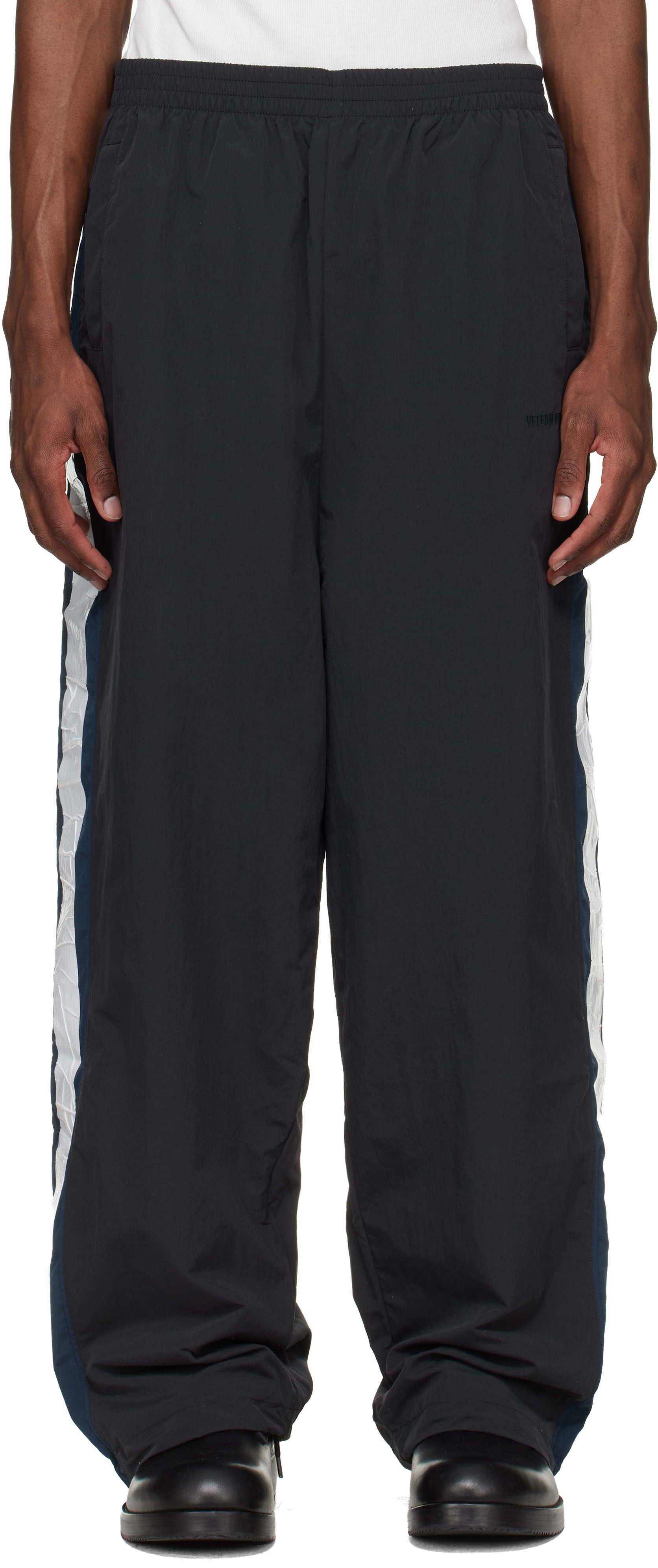 VETEMENTS ユニセックス パンツ ブラック VETEMENTS joggers Oval Logo black color with a print UA66SP600BW
