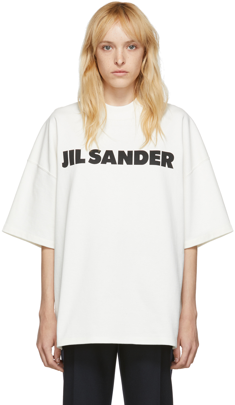 Футболка джил сандерс. Футболка jil sander белая. Стиль джил сандер. Футболка jil sander оригинал. Jil sanders одежда.