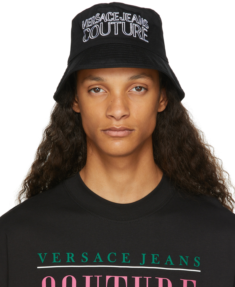 Versace Jeans Coutureのブラック & ホワイト ロゴ バケット ハットが 