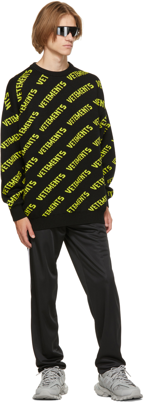 VETEMENTS ブラック & イエロー オールオーバー ロゴ セーター