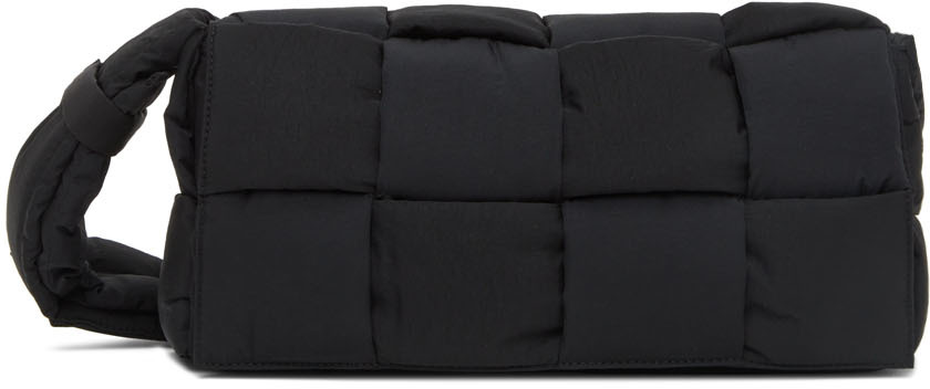 【関税込み】Bottega Veneta ブラック Tech Cassette バッグ Bottega Veneta: Black Padded Tech Cassette Bag | SSENSE