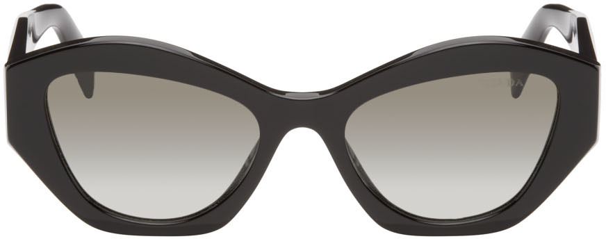 Prada Eyewearのブラック キャットアイサングラスがセール中