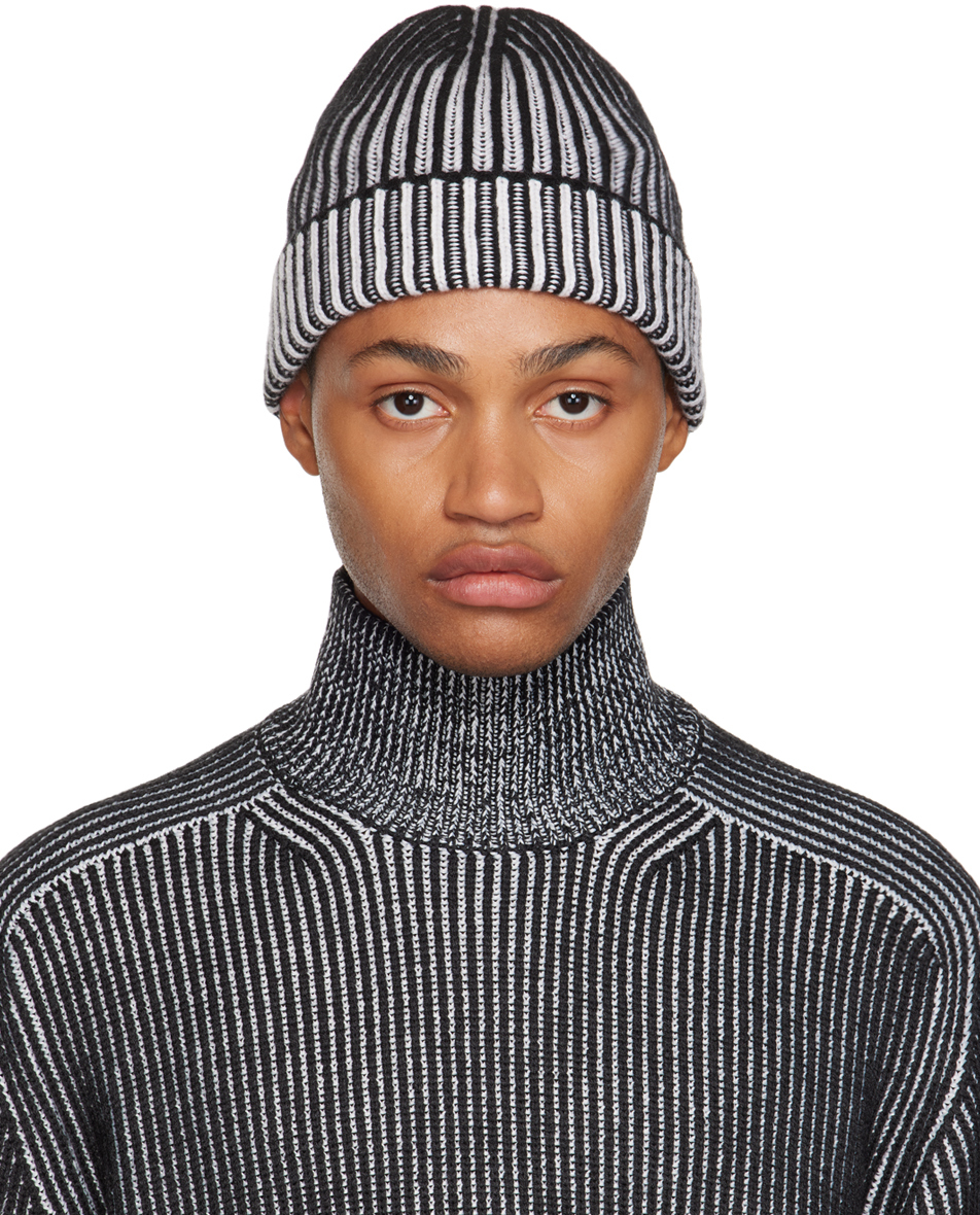 Homme en bonnet de tricot noir et bonnet de tricot noir tenant une horloge  murale analogique blanche photo – Photo Louis Vuitton Gratuite sur Unsplash