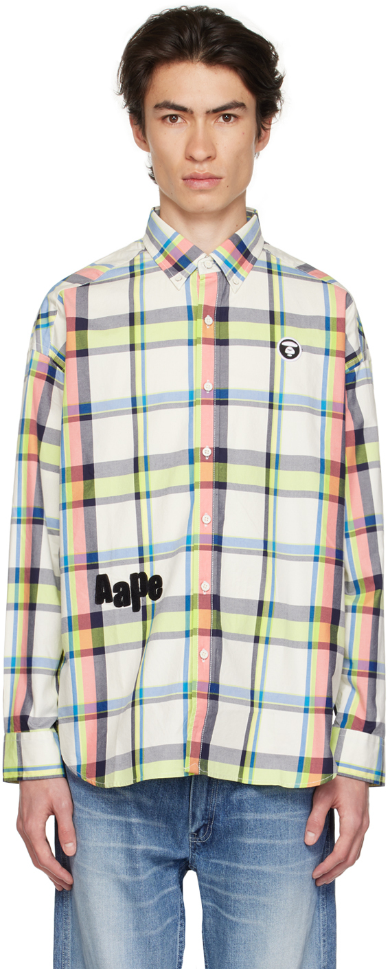 Un homme en chemise noire et chemise rouge et blanche photo - Image
