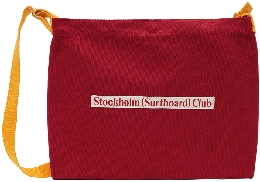 Stockholm (Surfboard) Clubのレッド ロゴプリント クロスボディバッグがセール中