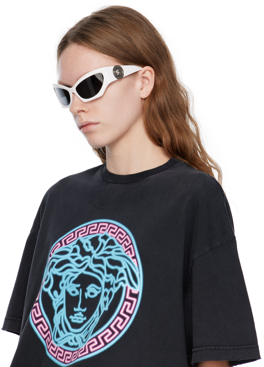 Embellished round sunglasses in black - Versace
