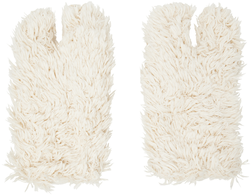 Young N Sang Off-white Hardware Gloves In Beige