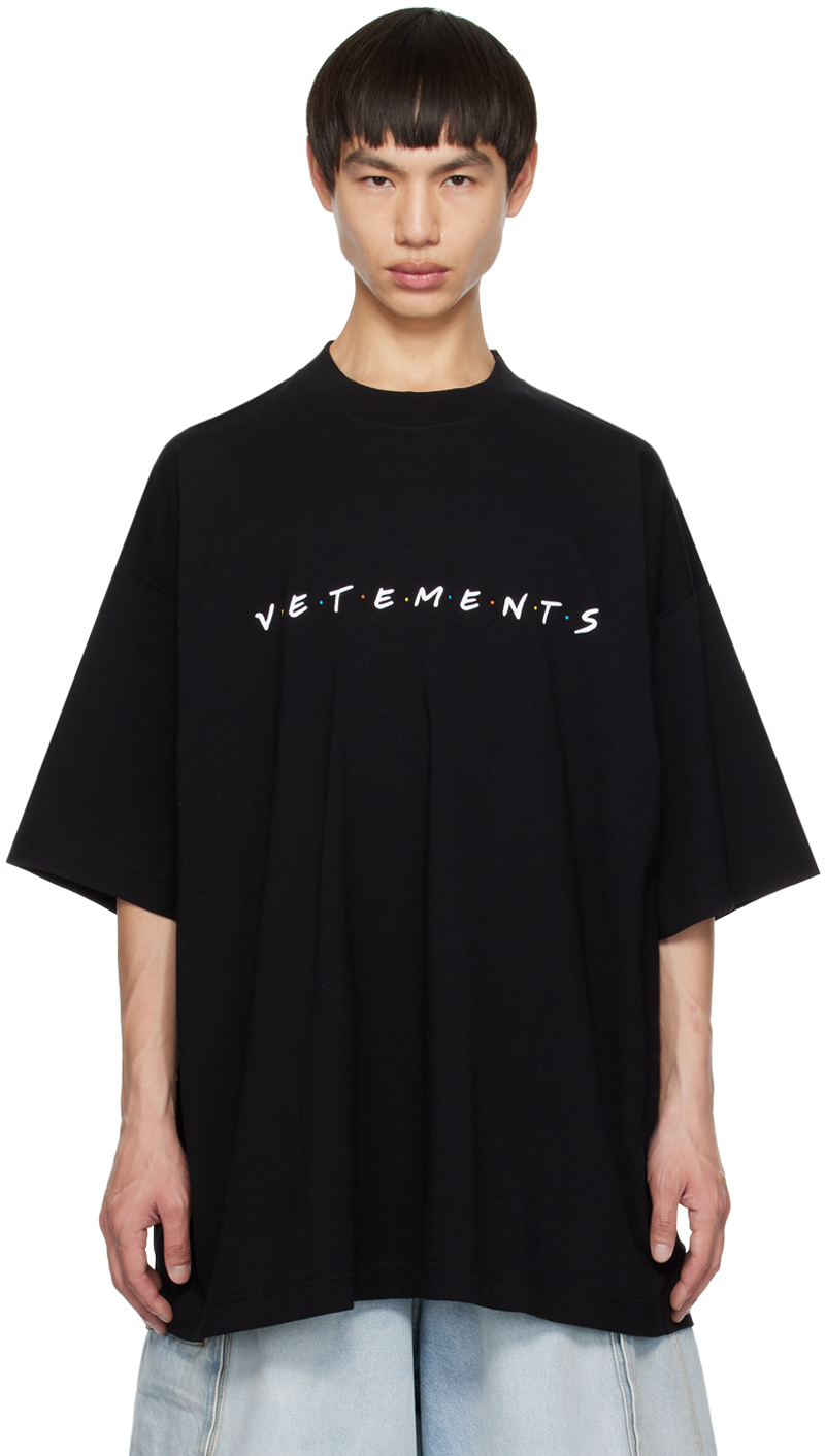 VETEMENTS: ブラック ロゴ刺繍 Tシャツ | SSENSE 日本