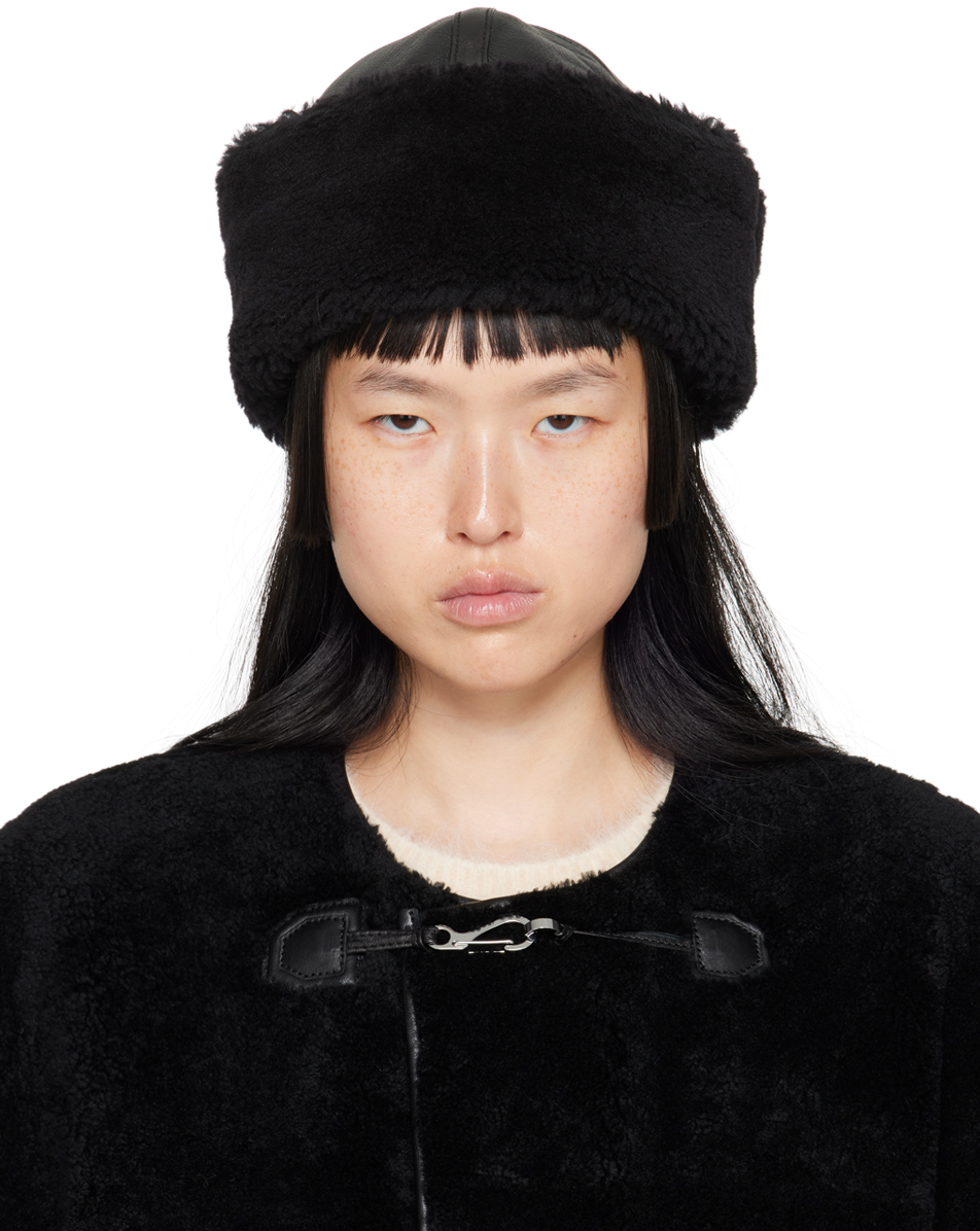 Leather And Shearling Hat in Black - Toteme