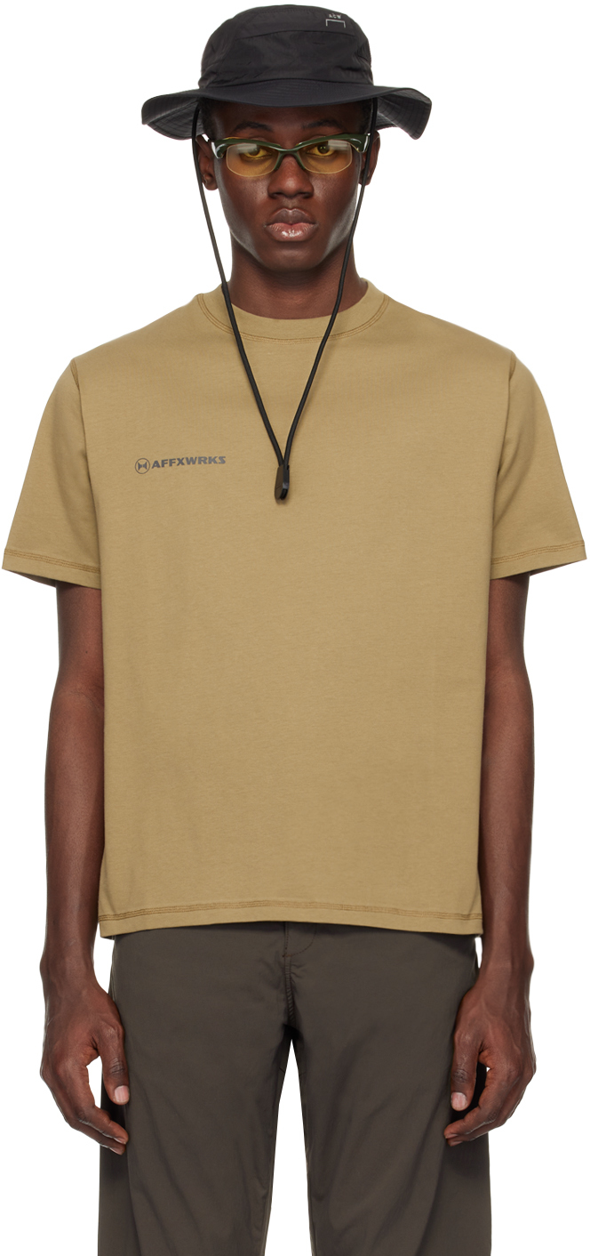 【関税込み】AFFXWRKS カーキ ロゴプリント Tシャツ AFFXWRKSのカーキ ロゴプリント Tシャツがセール中