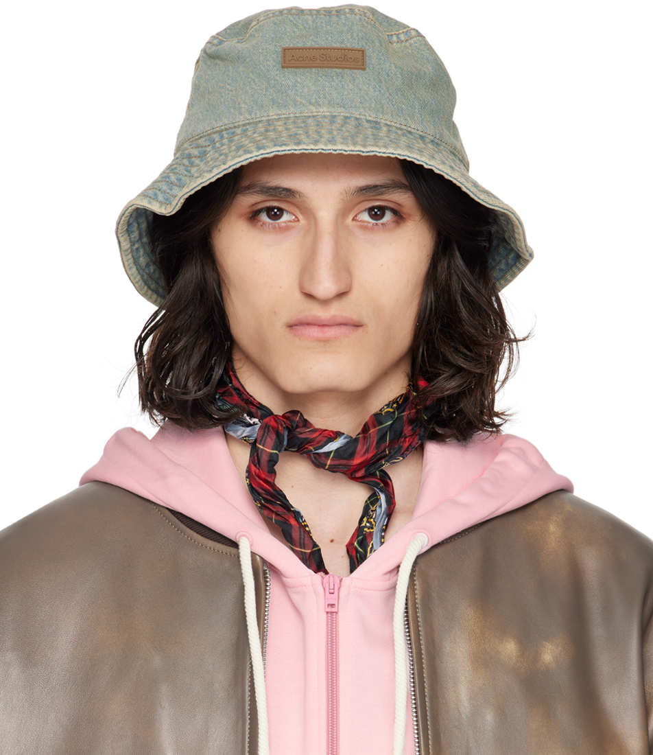 L'homme coiffé d'un chapeau rouge noeud papillon et partie. Souriant