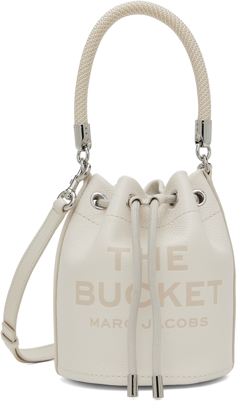 Shop Marc Jacobs ホワイト The Leather Bucket バッグ In 140 Cotton/silver