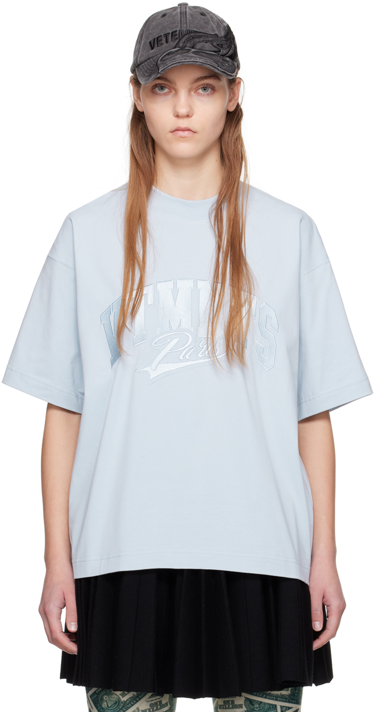 【関税込み】VTMNTS ブルー ロゴ刺繍 Tシャツ VTMNTSのブルー ロゴ刺繍 Tシャツがセール中