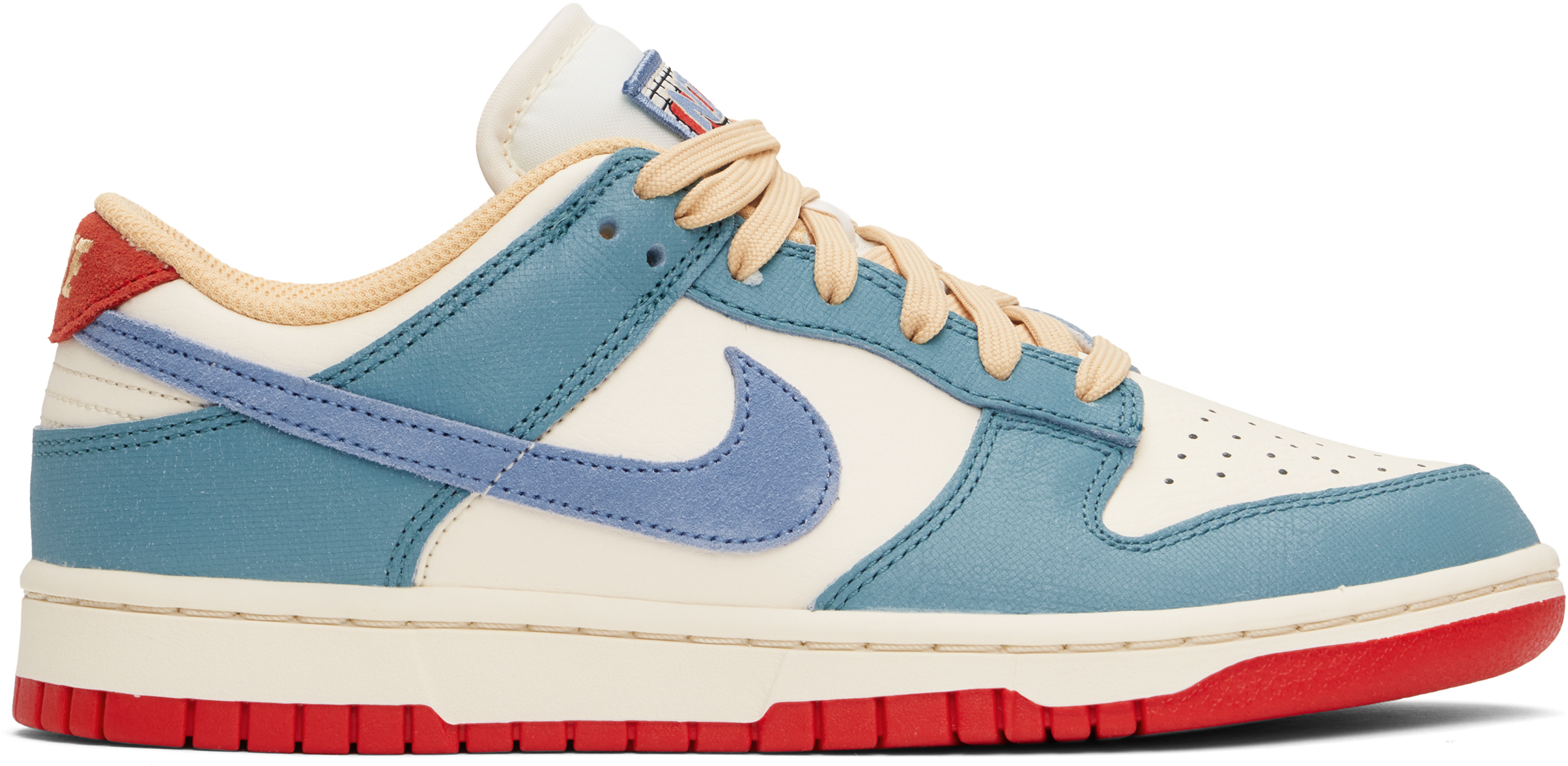 Nike dunks white with blue hotsell