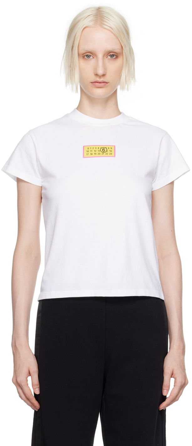 MM6 MAISON MARGIELA ロゴパッチ コットンTシャツ ホワイト MM6 Maison Margiela: ホワイト ロゴパッチ Tシャツ | SSENSE 日本