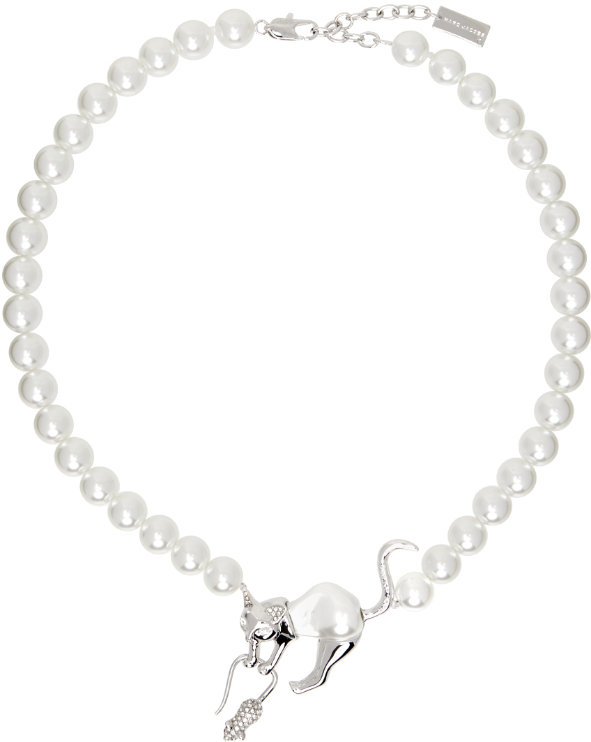 Shop Marc Jacobs シルバー＆ホワイト The Cat And Mouse Pearl ネックレス In 190 Silver/white