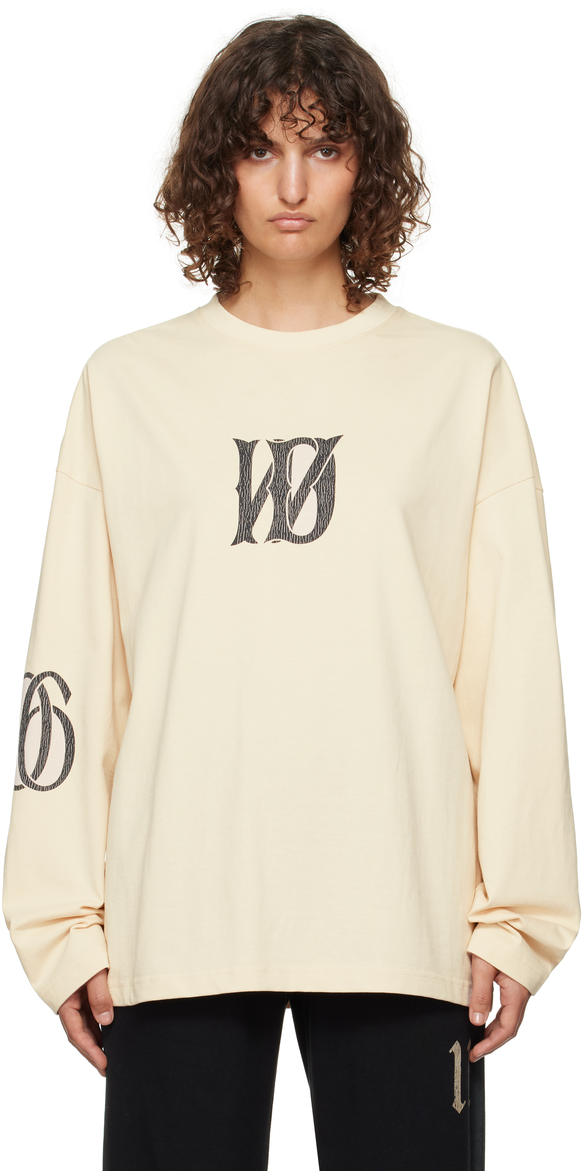 We11doneのベージュ レターロゴ プリント 長袖Tシャツがセール中