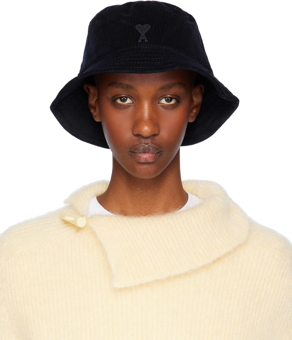 【関税込み】AMI Paris ネイビー Ami de Coeur バケットハット AMI Parisのネイビー Ami de Coeur バケットハットがセール中