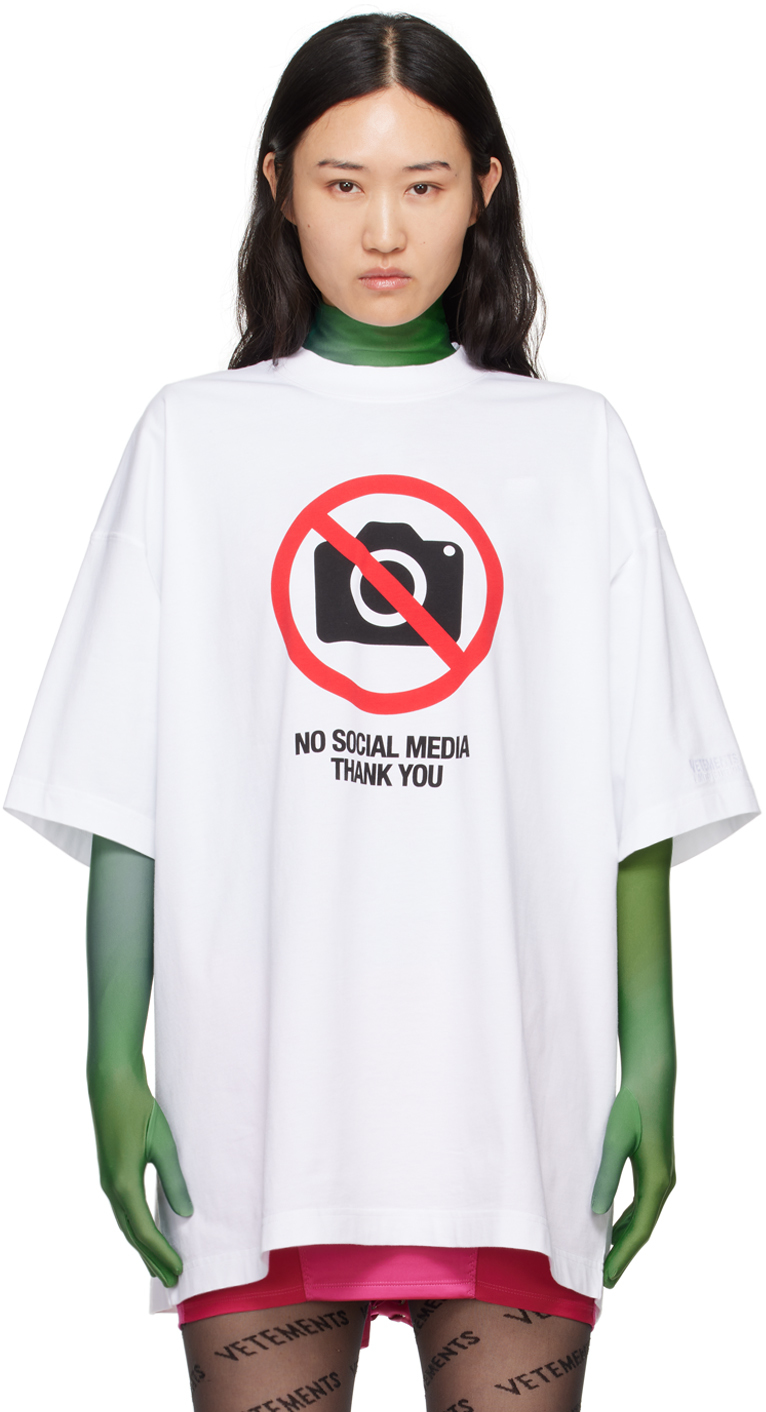 VETEMENTSのホワイト No Social Media Tシャツがセール中 