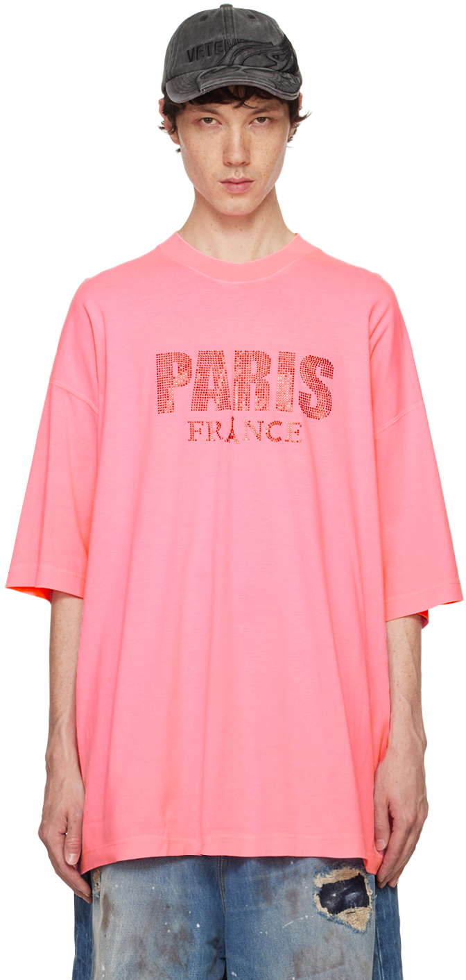 【関税込み】VETEMENTS ピンク Paris ラインストーン Tシャツ VETEMENTSのピンク Paris ラインストーン Tシャツがセール中