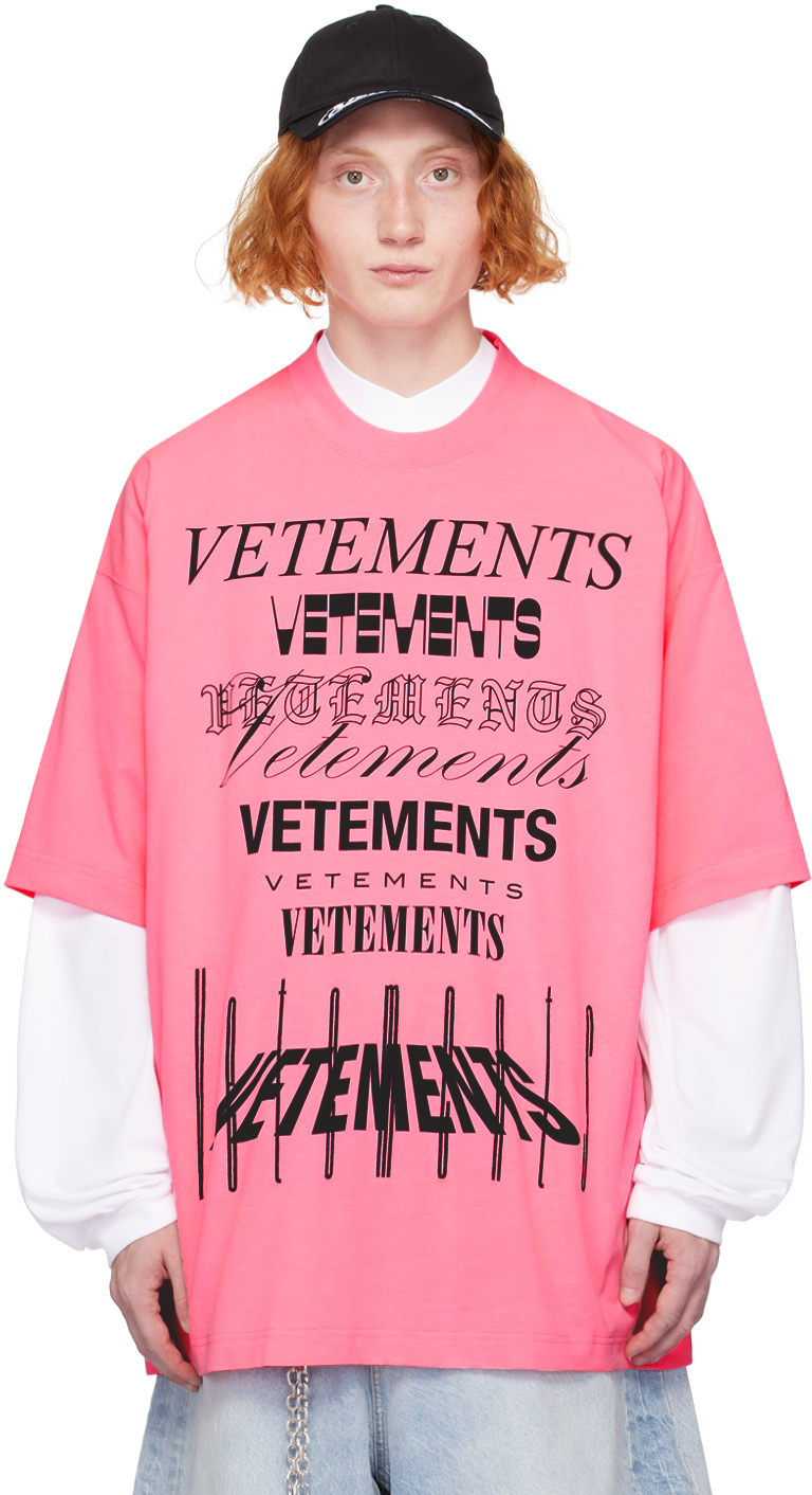【関税込み】VETEMENTS ピンク マルチロゴ Tシャツ Pink Multi Logo T-Shirt by VETEMENTS on Sale