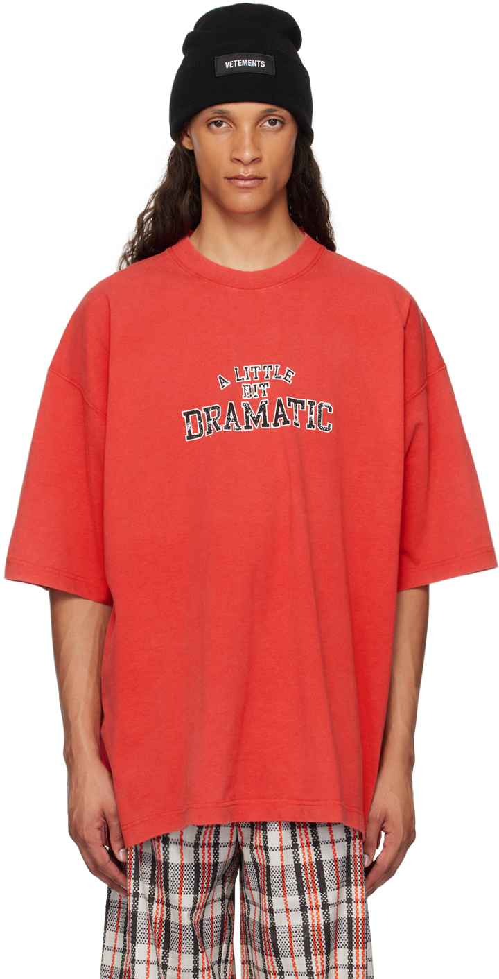 【関税込み】VETEMENTS レッド A Little Bit Dramatic Tシャツ 24226728_54301463_1000.jpg
