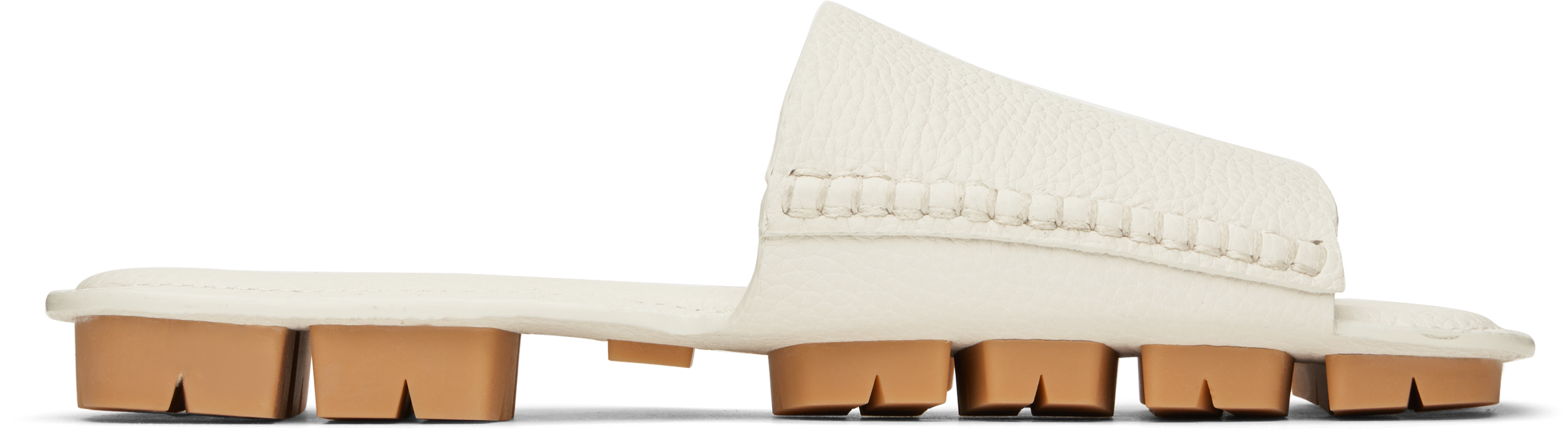 【関税込み】Bottega Veneta オフホワイト Shore サンダル Bottega Veneta: Off-White Shore Sandals | SSENSE