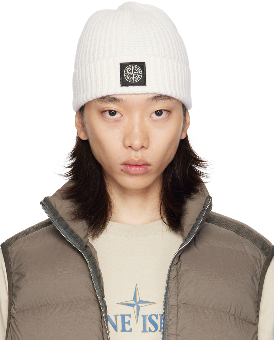 Shop Stone Island オフホワイト ロゴパッチ ニット ビーニー In V0099 Natural