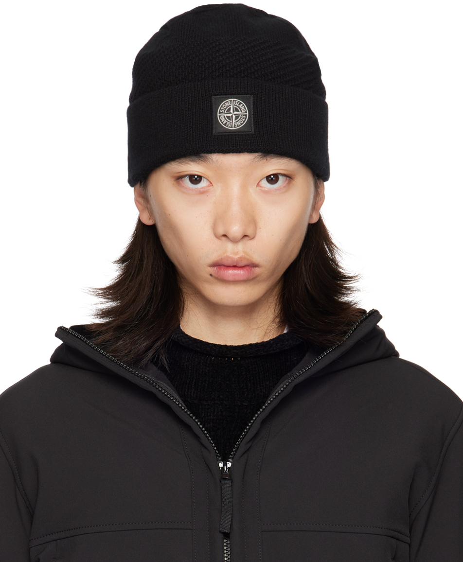 Shop Stone Island ブラック ロゴパッチ ニット ビーニー In V0029 Black