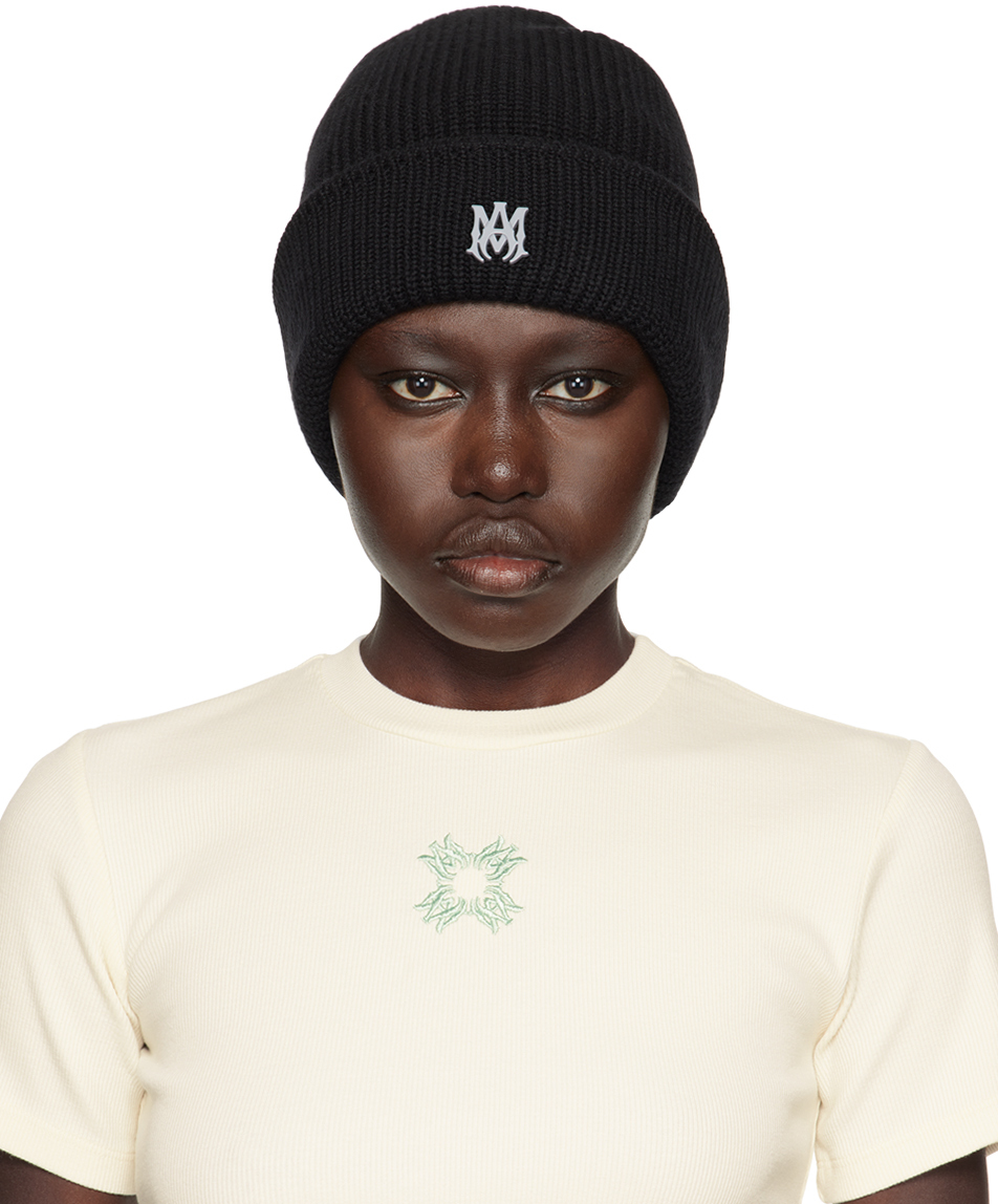 Homme En Bonnet En Tricot Noir Et Veste à Carreaux Noir Rouge Et Blanc