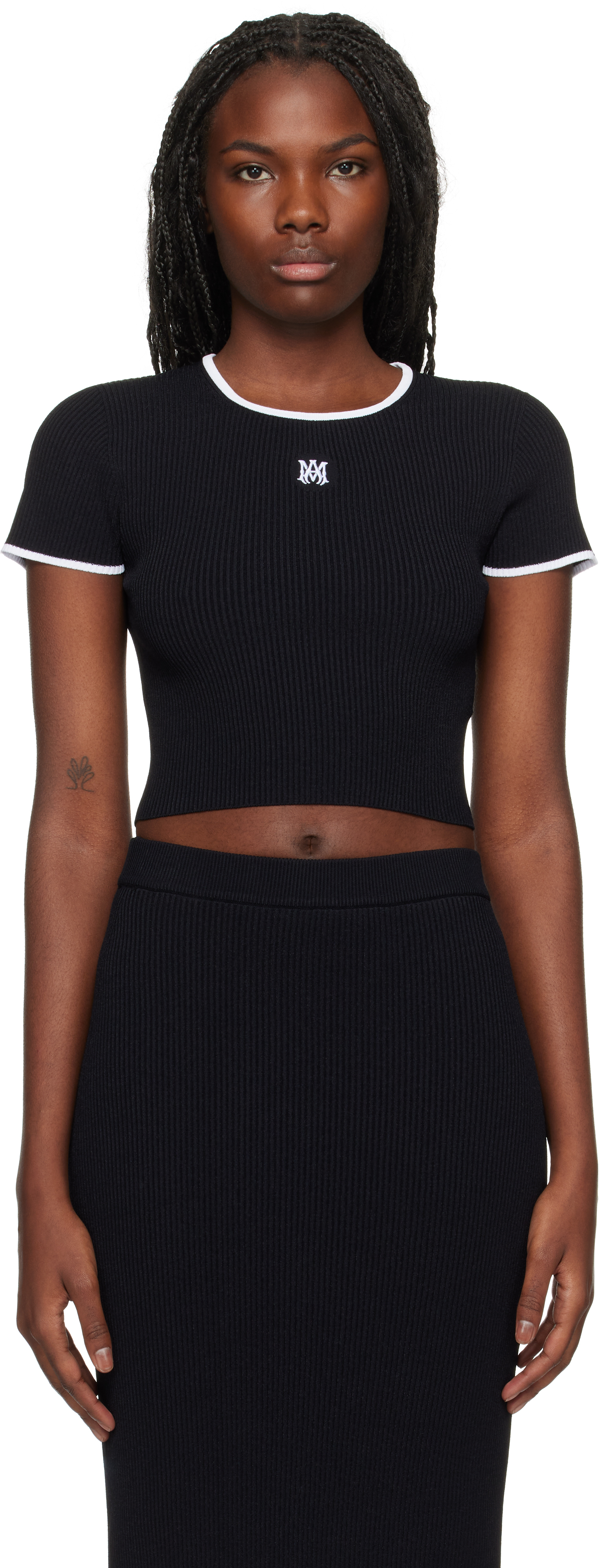 【関税込み】AMIRI ブラック MA Embroidered ベビーTシャツ AMIRIのブラック MA ベビーTシャツがセール中