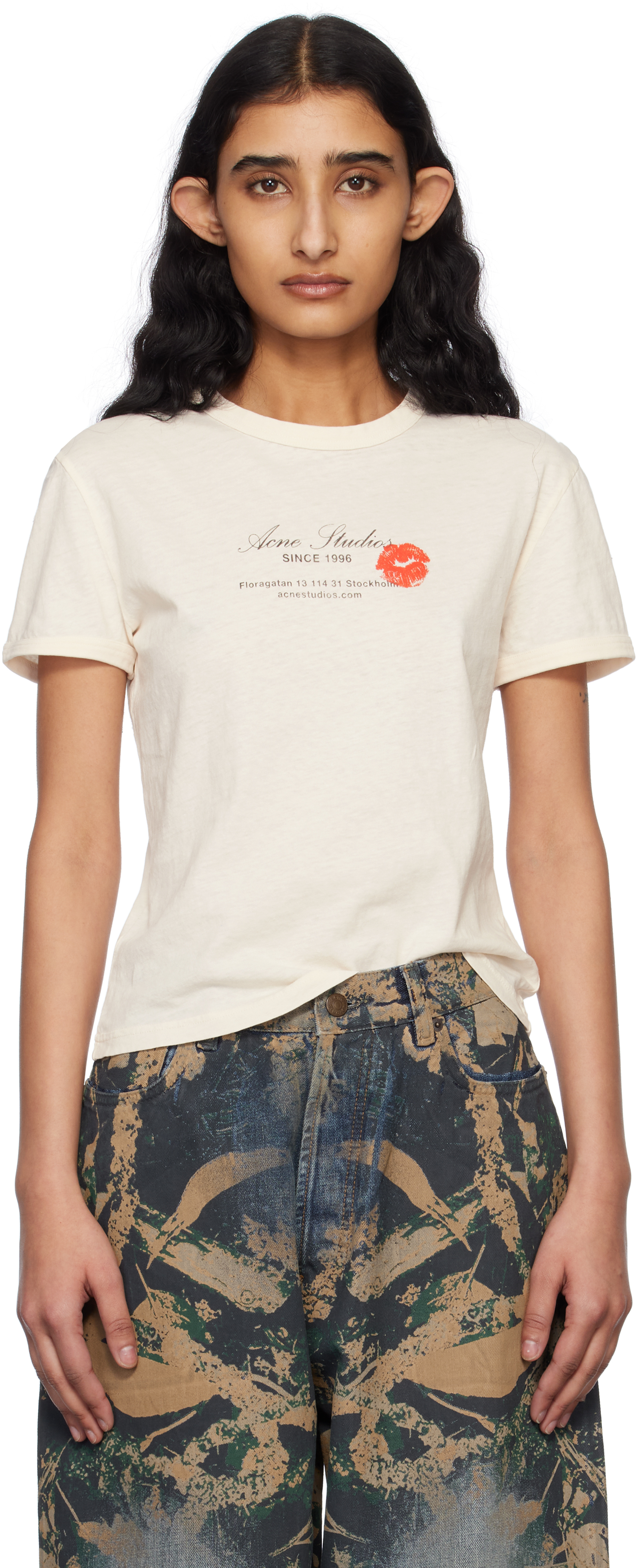 【関税込み】Acne Studios オフホワイト ロゴプリント Tシャツ Acne Studiosのオフホワイト ロゴ Tシャツがセール中