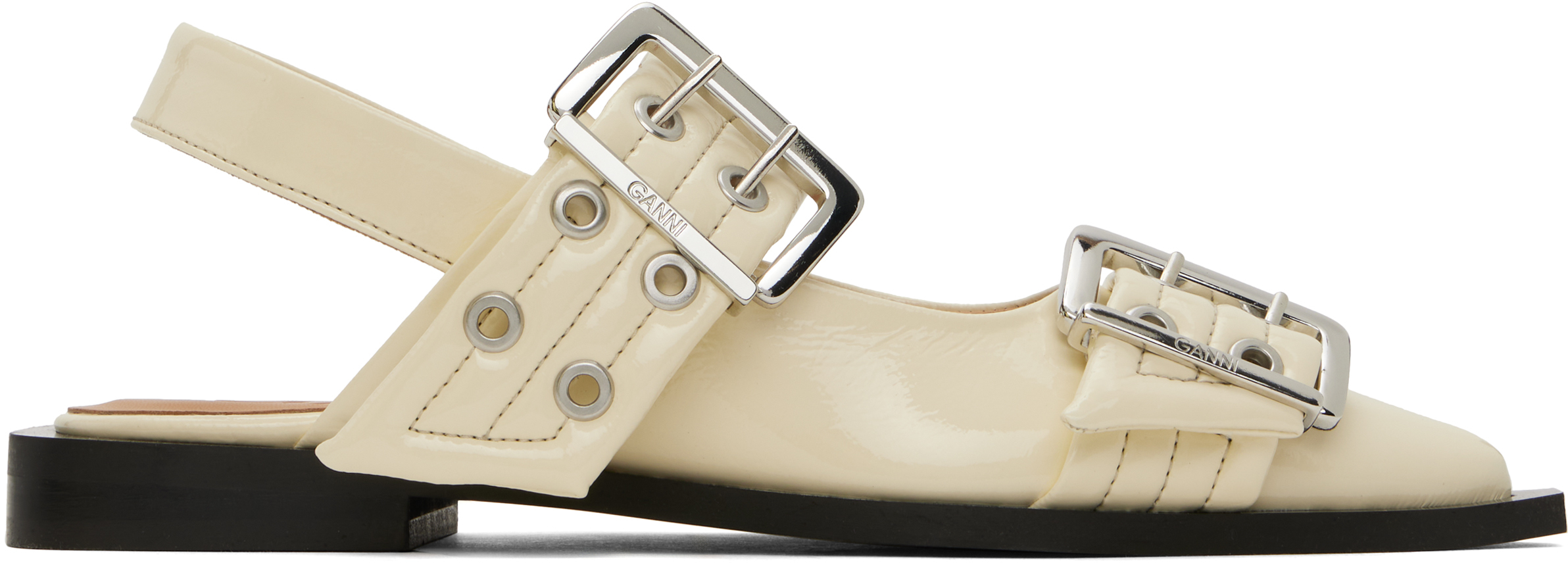 【GANNI】オフホワイト フェミニン バックル オープンカット GANNIのオフホワイト Feminine Buckle フラットシューズがセール中