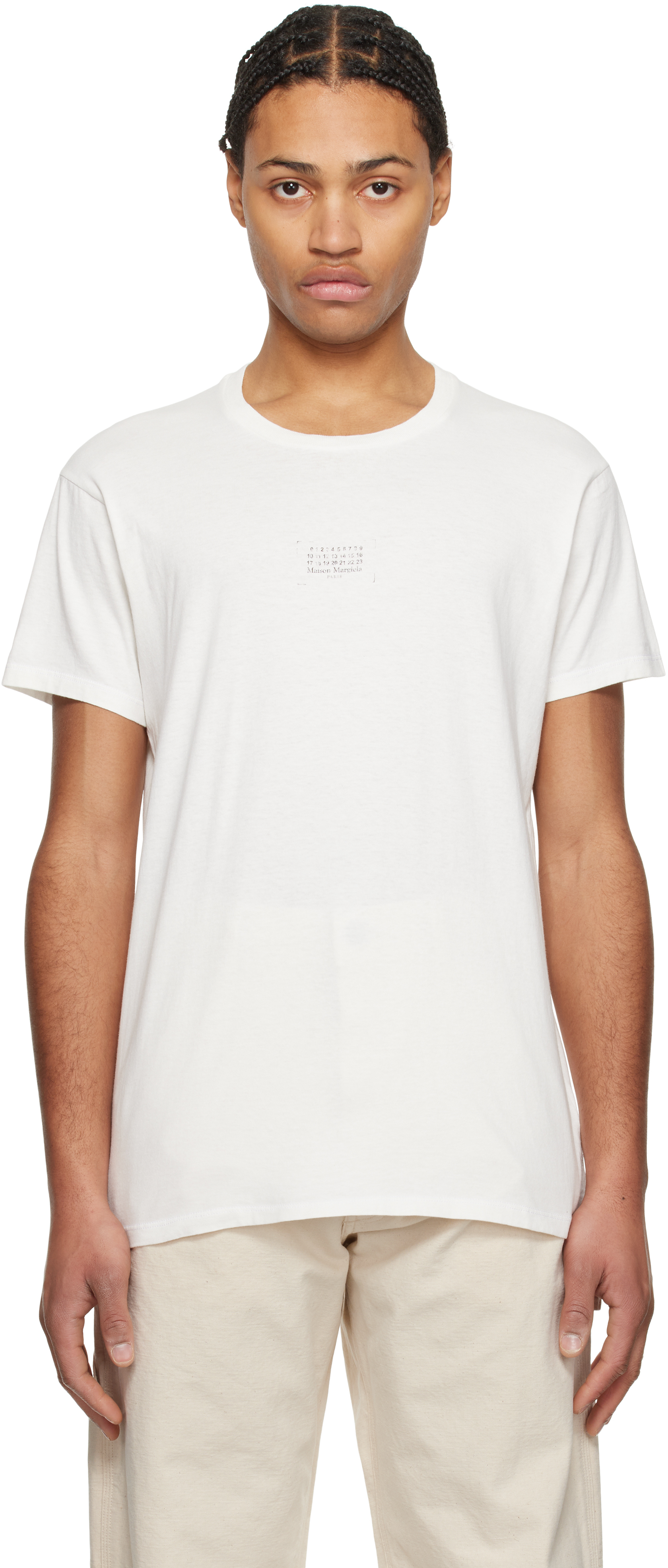 【関税込み】Maison Margiela オフホワイト Stamp Logo Tシャツ Maison Margiela Stamp Logo Print T-Shirt in White | Lyst